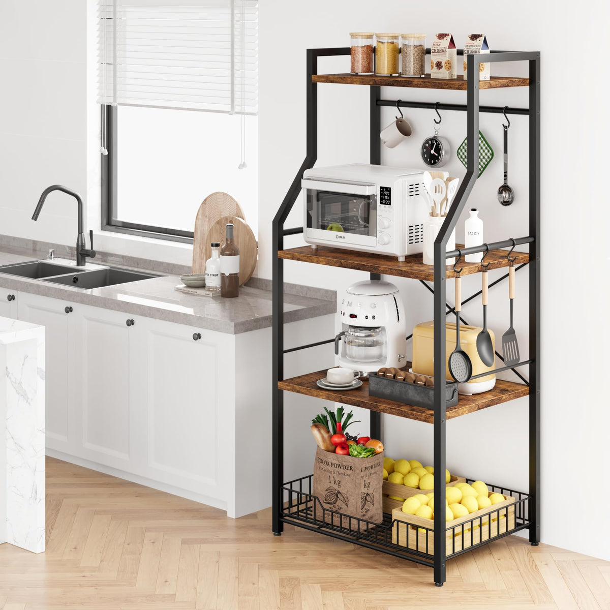 Garvee Étagère de cuisine avec support pour micro-ondes, grand panier en fil métallique, 4 niveaux, structure robuste en MDF et acier, 8 crochets