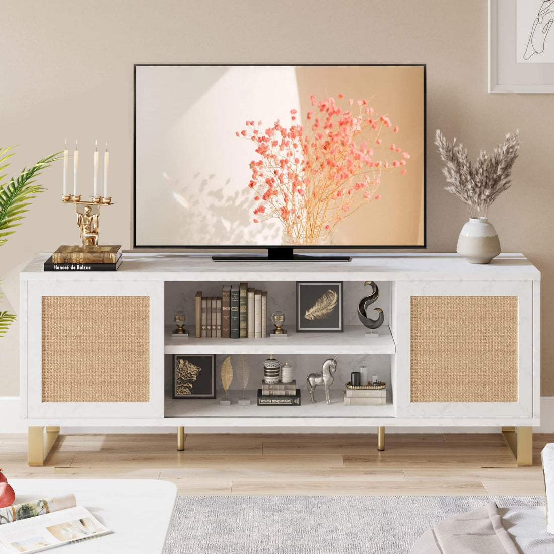 Meuble TV Garvee en rotin blanc moderne 168 cm avec rangement, portes en rotin, pieds dorés pour salon et chambre
