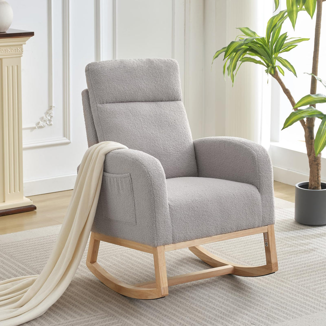 Fauteuil à bascule moderne Garvee pour chambre d'enfant, en velours Teddy, avec dossier haut de 66 cm, ergonomique et stable, idéal pour le salon et la chambre.
