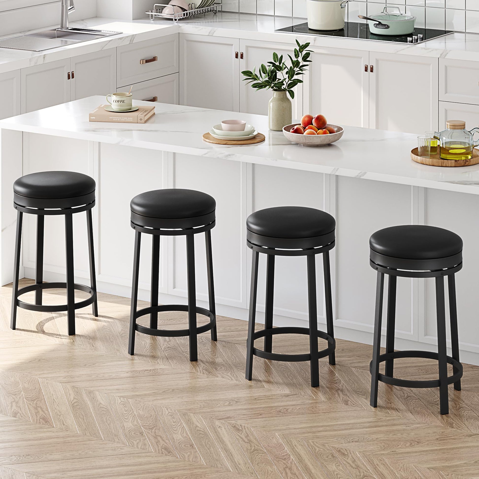 Ensemble de 4 tabourets de bar pivotants Garvee 24'' en cuir PU noir avec repose-pieds et structure en métal. Idéal pour îlot de cuisine ou bar moderne.