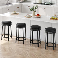 Ensemble de 4 tabourets de bar pivotants Garvee 24'' en cuir PU noir avec repose-pieds et structure en métal. Idéal pour îlot de cuisine ou bar moderne.