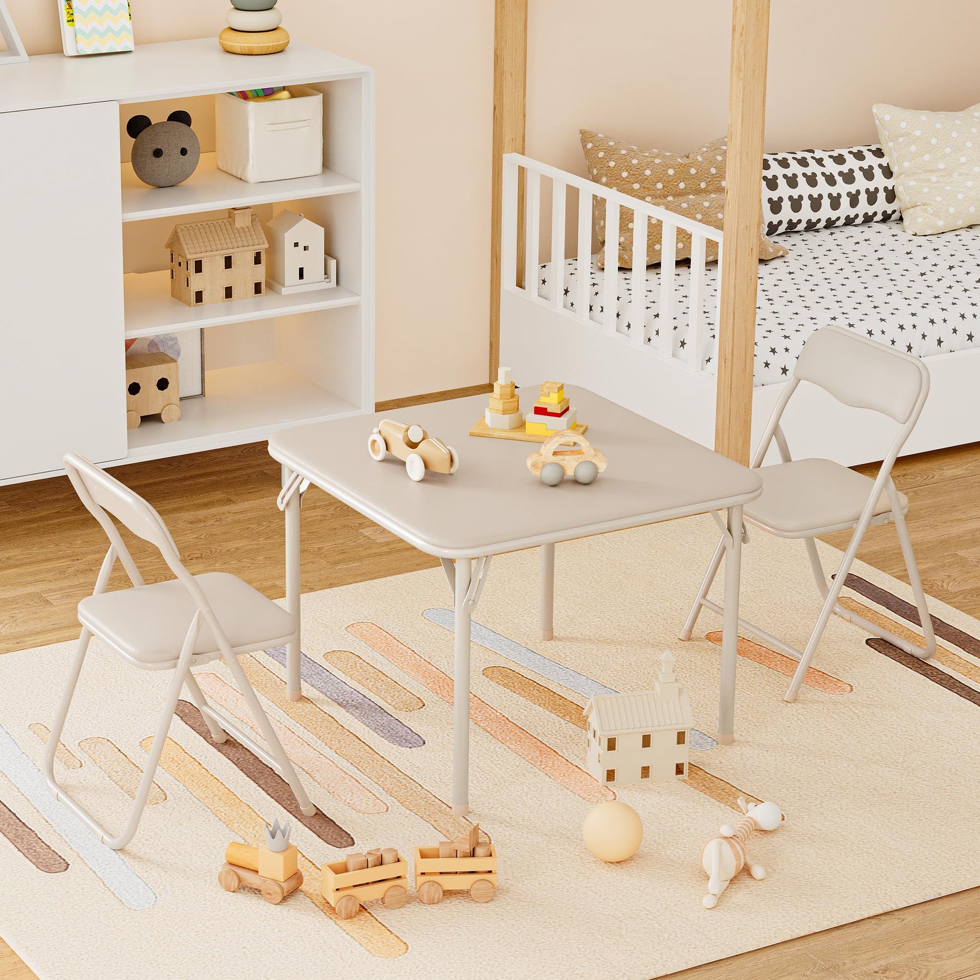 Ensemble table et chaises pliantes Garvee pour enfants avec coussin d'assise en PU, structure robuste en acier, pliable, idéal pour manger, lire et jouer, compact et confortable.