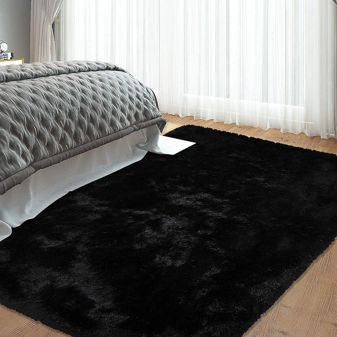 Tapis moelleux Garvee 4 cm en polyester peluche noir pour salon et chambre d'enfant. Extra doux et antidérapant.