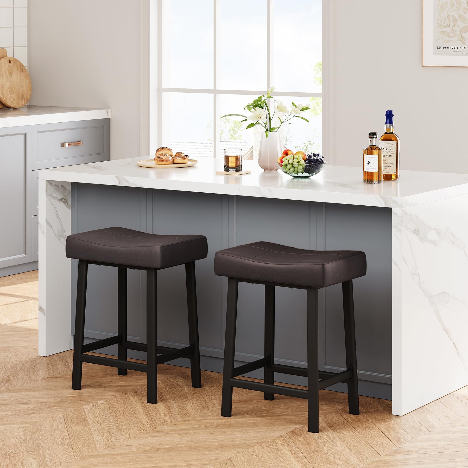 Garvee Lot de 2 tabourets de bar selle 61 cm, sans dossier, assise rembourrée incurvée, pieds métal et repose-pieds, pour îlot de cuisine ou bar, marron