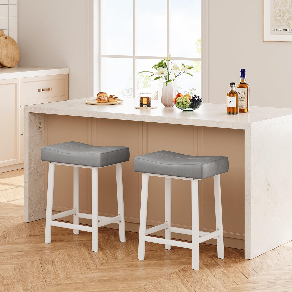Garvee Lot de 2 tabourets de bar selle 61 cm, sans dossier, assise rembourrée incurvée, pieds métal et repose-pieds, pour îlot de cuisine ou bar, gris
