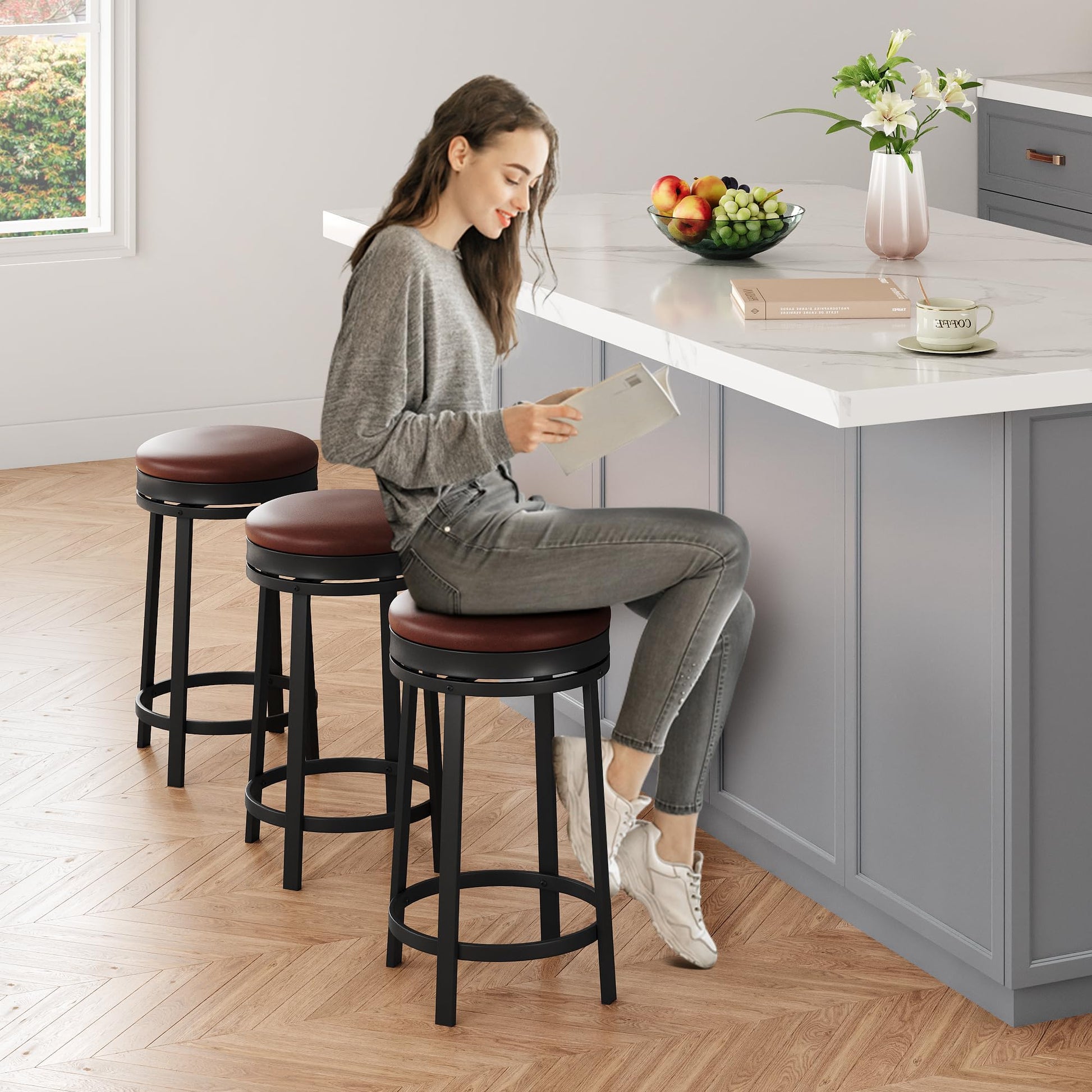 Ensemble de 4 tabourets de bar pivotants Garvee 61 cm (24 po) - Revêtement en similicuir, structure en métal, repose-pieds, dossier - Idéal pour îlot de cuisine, bar ou café - Marron