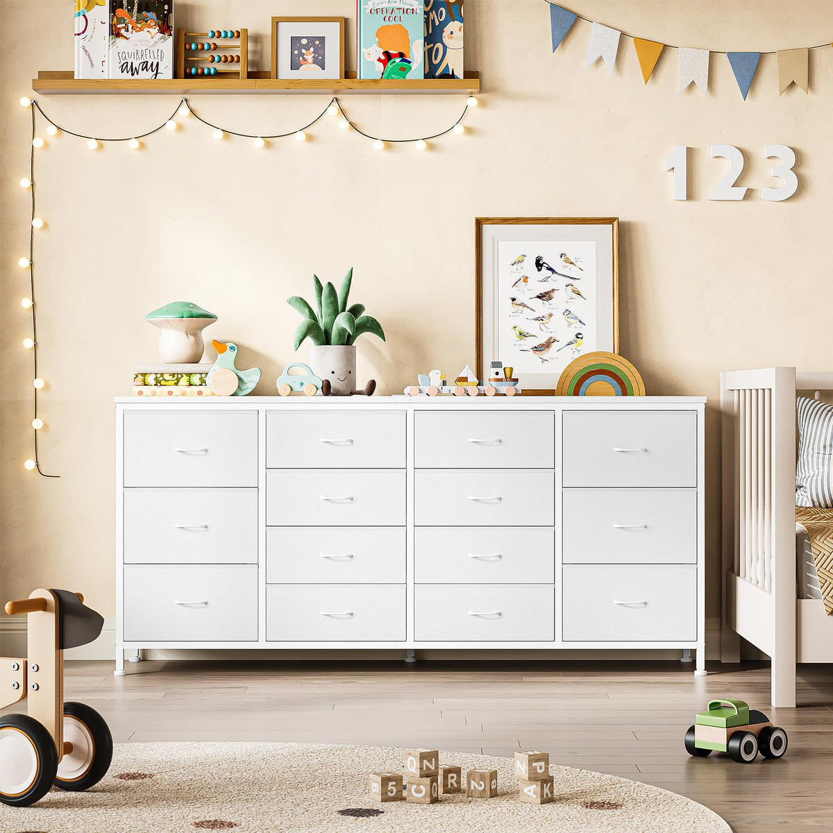 Garvee Meuble TV blanc 160 cm avec 14 tiroirs, prises électriques, pour chambre et salon, en tissu et bois, durable et anti-basculement