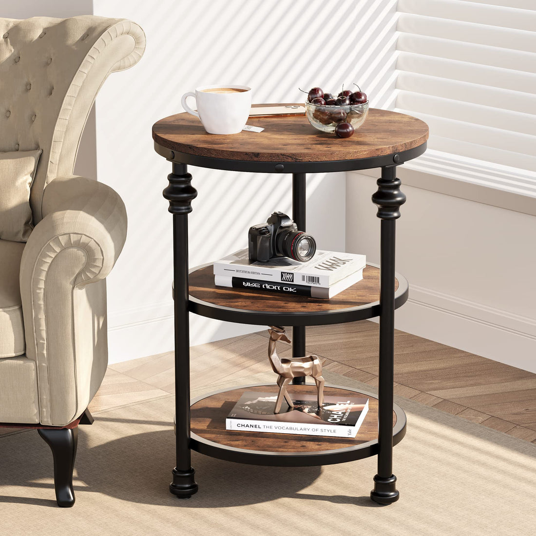 Table d'appoint ronde Garvee à 3 étagères, structure en acier, plateau en MDF, idéale pour le salon et la chambre, dimensions : 46 cm (P) x 46 cm (L) x 60 cm (H), chêne foncé