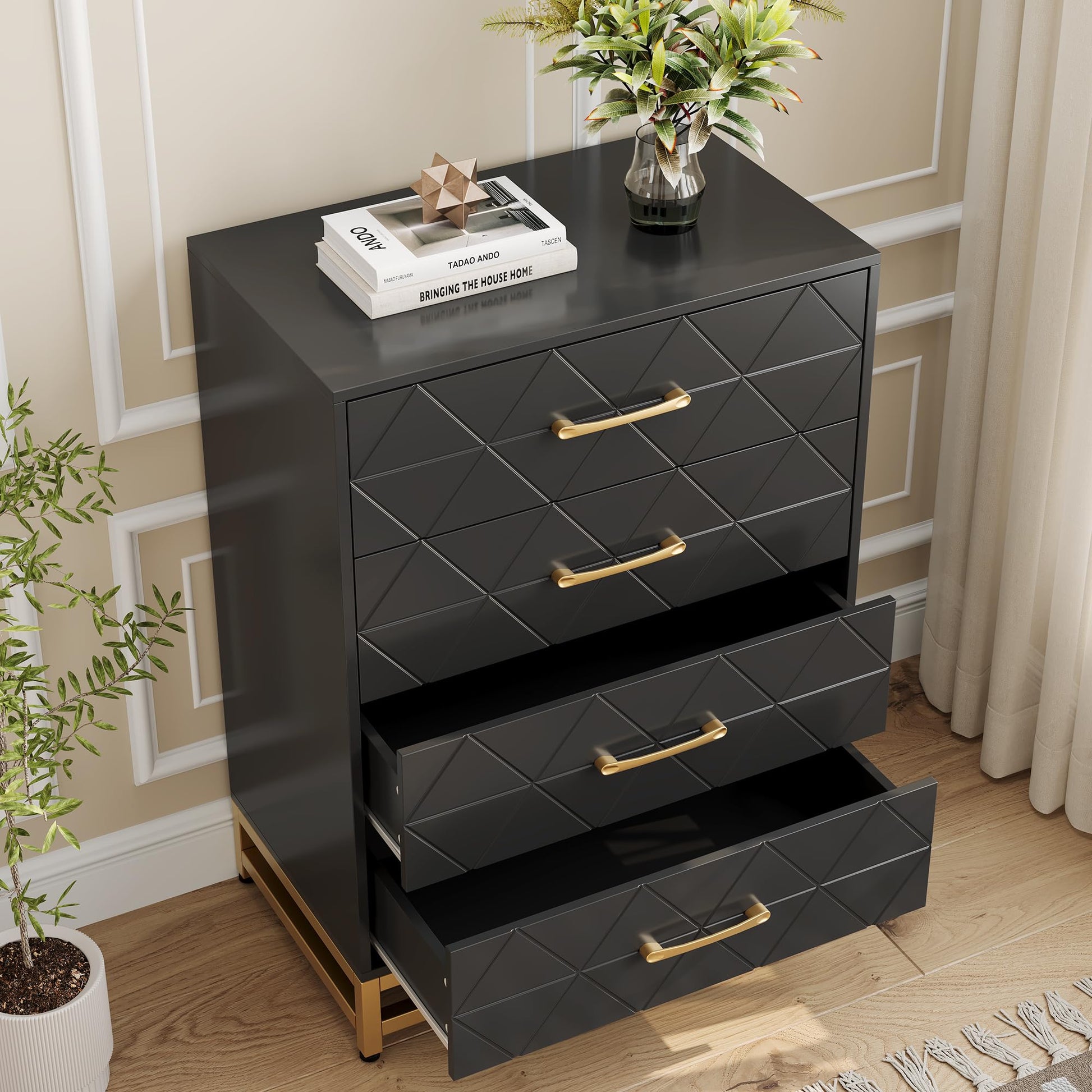 Commode Garvee noire à 4 tiroirs avec poignées en métal, idéale pour la chambre, le bureau ou le salon. Dimensions : 60,7 cm x 40,1 cm x 92 cm. Design moderne en bois.