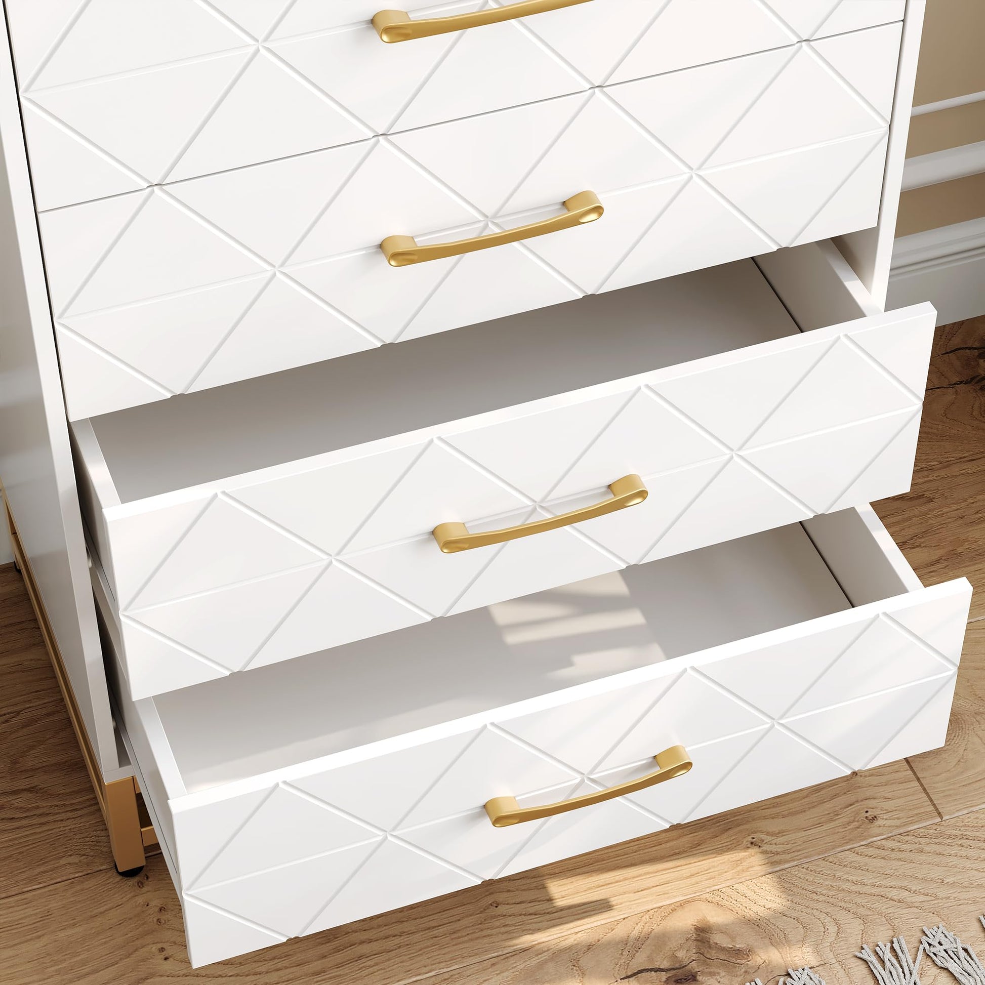 Commode Garvee pour chambre à coucher, 4 tiroirs, style moderne, poignées en métal, structure en MDF, blanche, robuste, grand espace de rangement, idéale pour le bureau ou le salon.