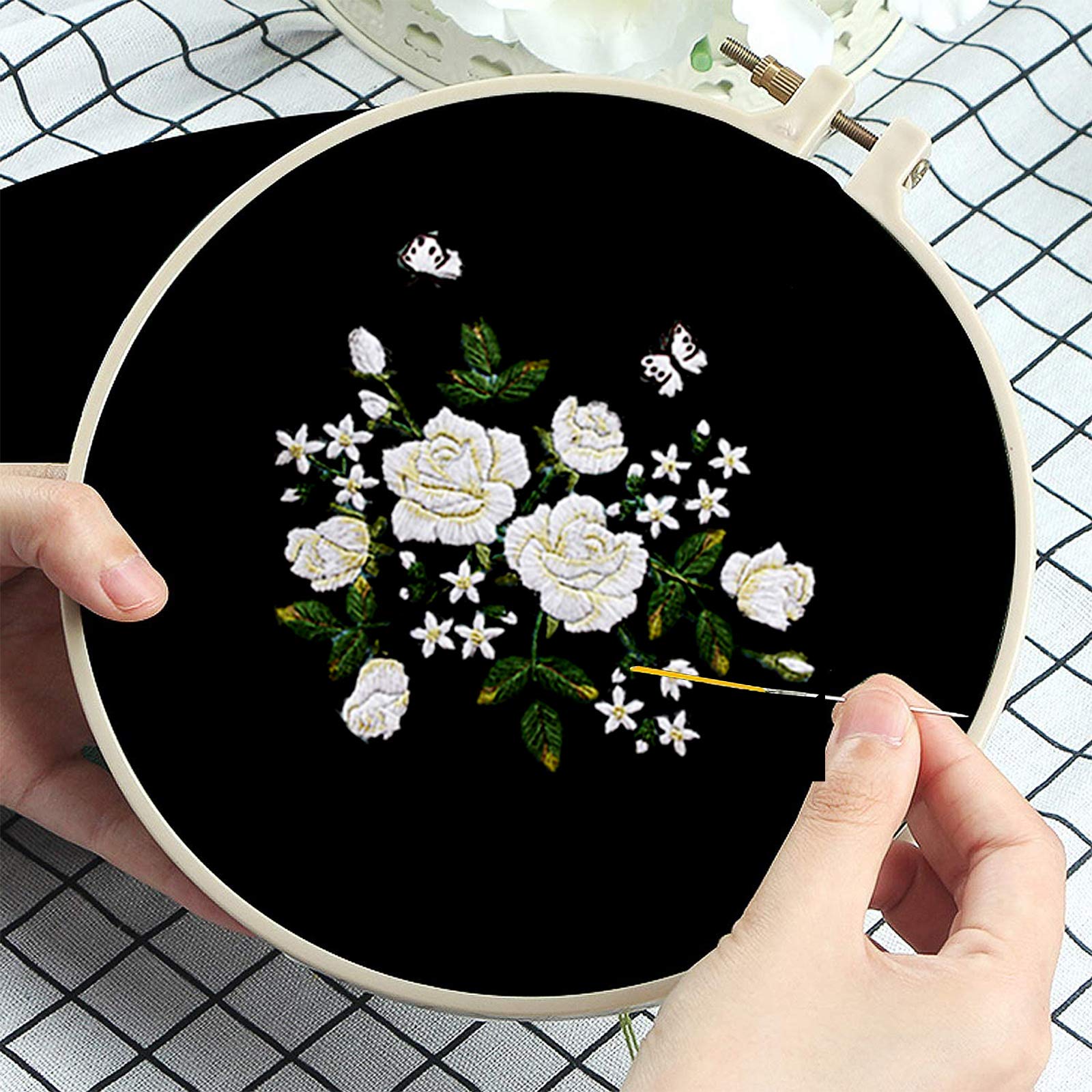 Kit de broderie Garvee avec tissu noir à motifs floraux, cadre en bambou, fils colorés, outils roses et blancs, sac de transport, cadeau de loisirs créatifs