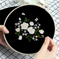 Kit de broderie Garvee avec tissu noir à motifs floraux, cadre en bambou, fils colorés, outils roses et blancs, sac de transport, cadeau de loisirs créatifs