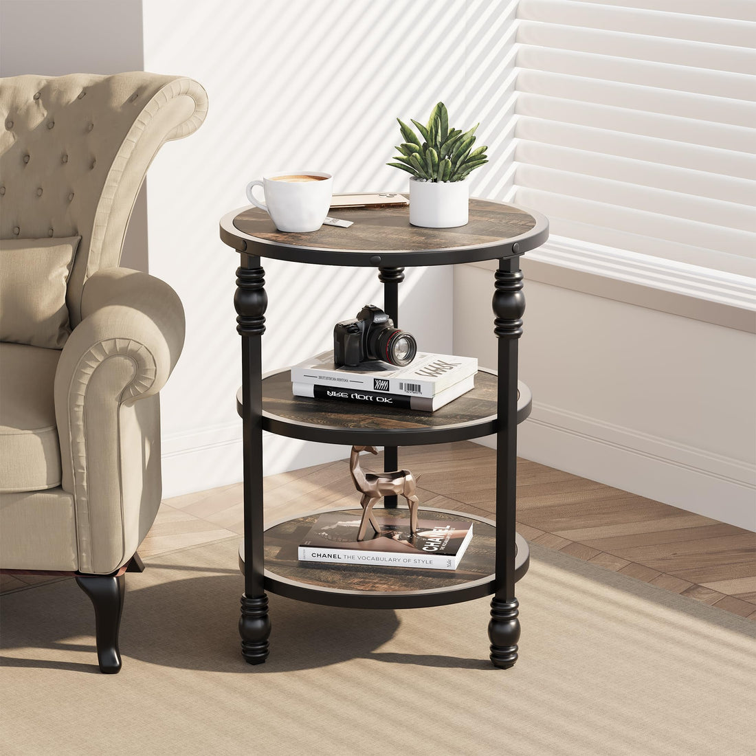 Garvee Table d’appoint ronde 3 niveaux avec étagère, style chêne rustique, bois et métal industriel, idéale salon, chambre et petits espaces.