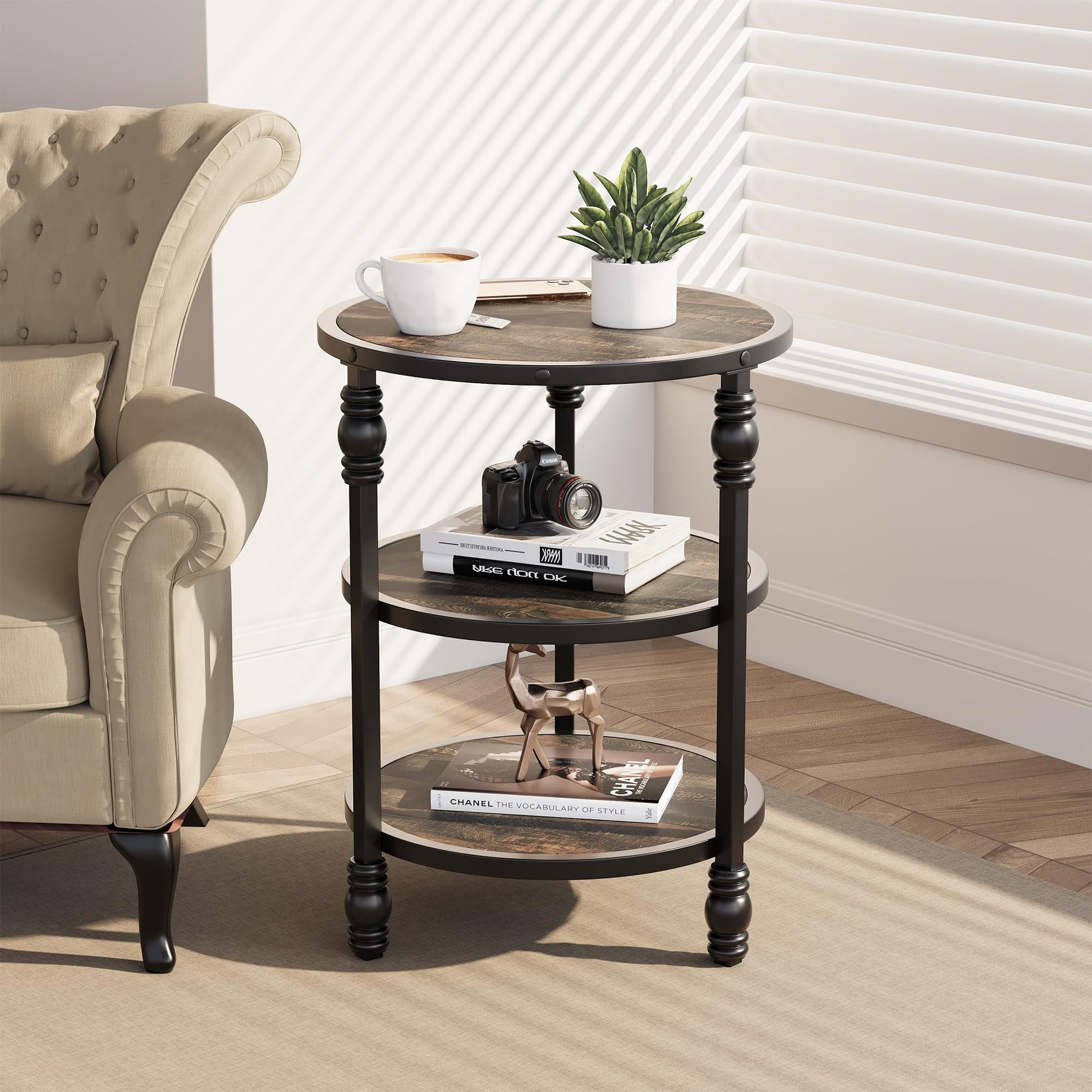 Garvee Table d’appoint ronde 3 niveaux avec étagère, style chêne rustique, bois et métal industriel, idéale salon, chambre et petits espaces.