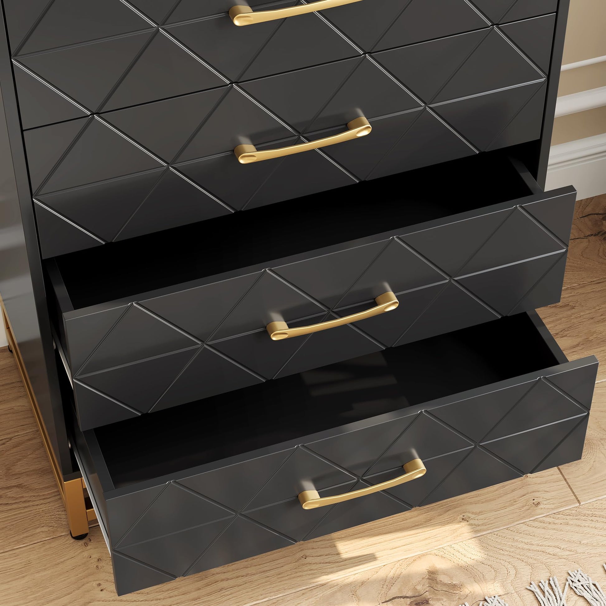 Commode Garvee noire à 4 tiroirs avec poignées en métal, idéale pour la chambre, le bureau ou le salon. Dimensions : 60,7 cm x 40,1 cm x 92 cm. Design moderne en bois.