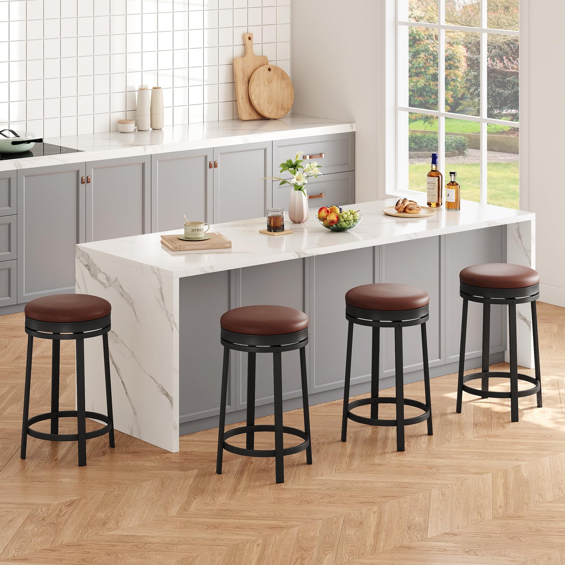 Ensemble de 4 tabourets de bar pivotants Garvee 61 cm (24 po) - Revêtement en similicuir, structure en métal, repose-pieds, dossier - Idéal pour îlot de cuisine, bar ou café - Marron