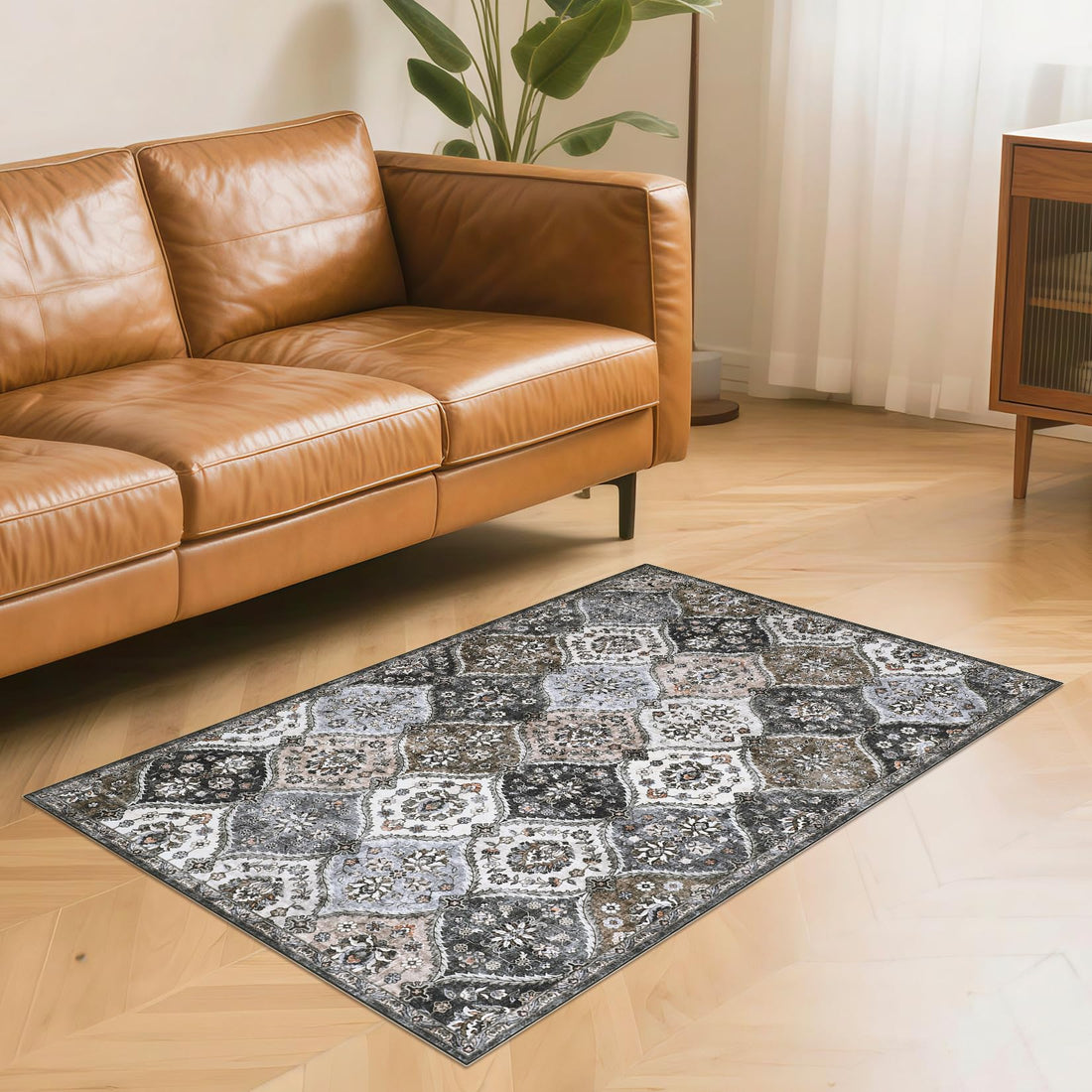 Tapis Garvee petit format 80x150cm, style vintage, idéal pour l'entrée, la chambre ou la cuisine. Gris et marron, antidérapant et lavable.