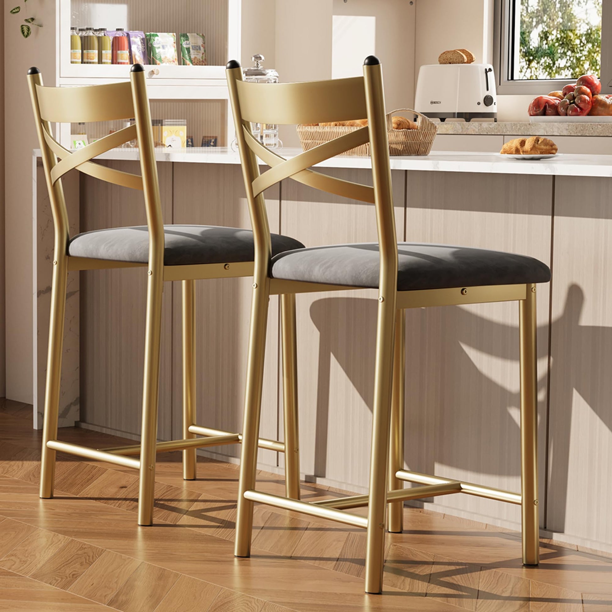Ensemble de 2 tabourets de bar Garvee 66 cm (26 po) en métal avec dossier en X et coussins en cuir PU épais imperméable doré, pour salle à manger ou restaurant.