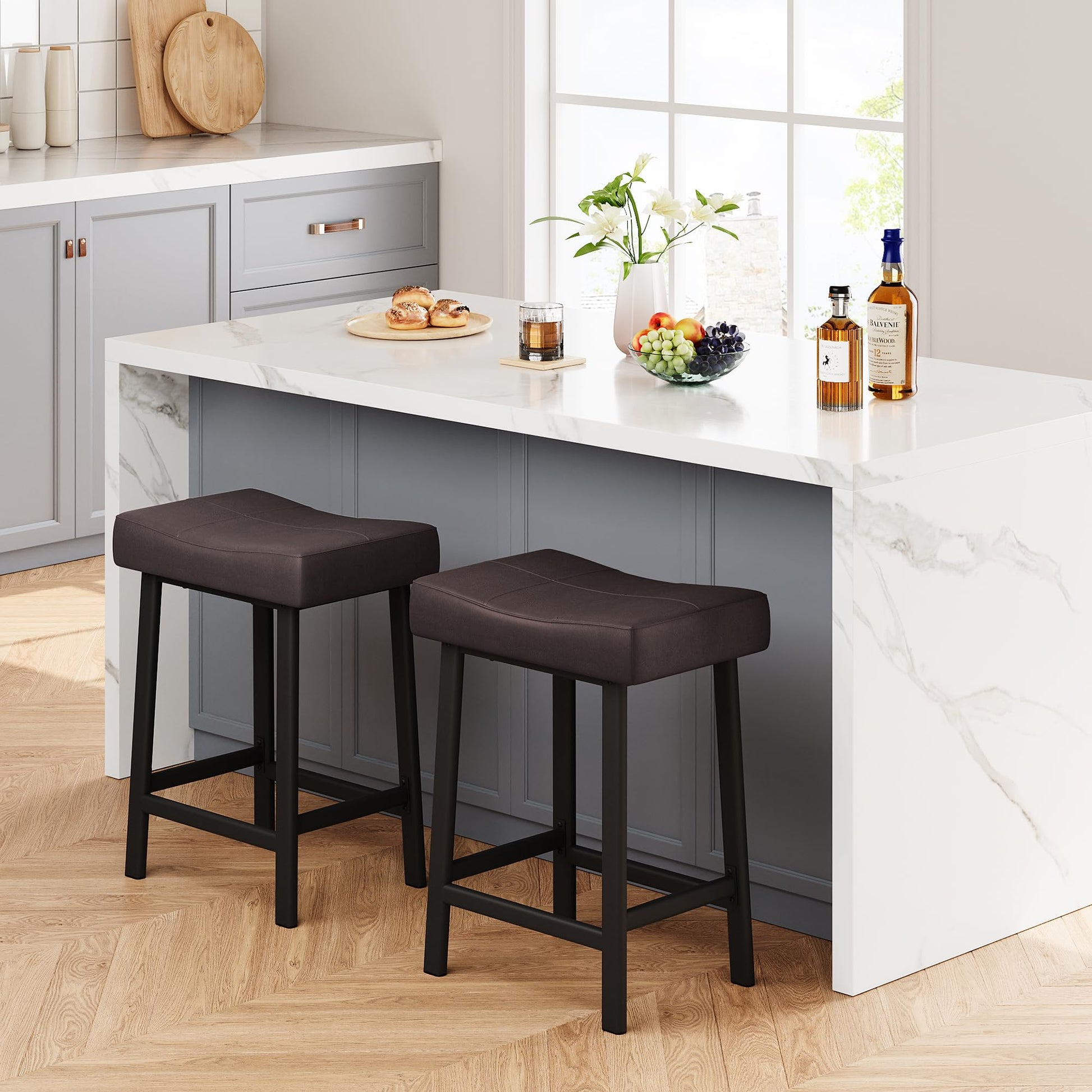 Garvee Lot de 2 tabourets de bar selle 61 cm, sans dossier, assise rembourrée incurvée, pieds métal et repose-pieds, pour îlot de cuisine ou bar, marron