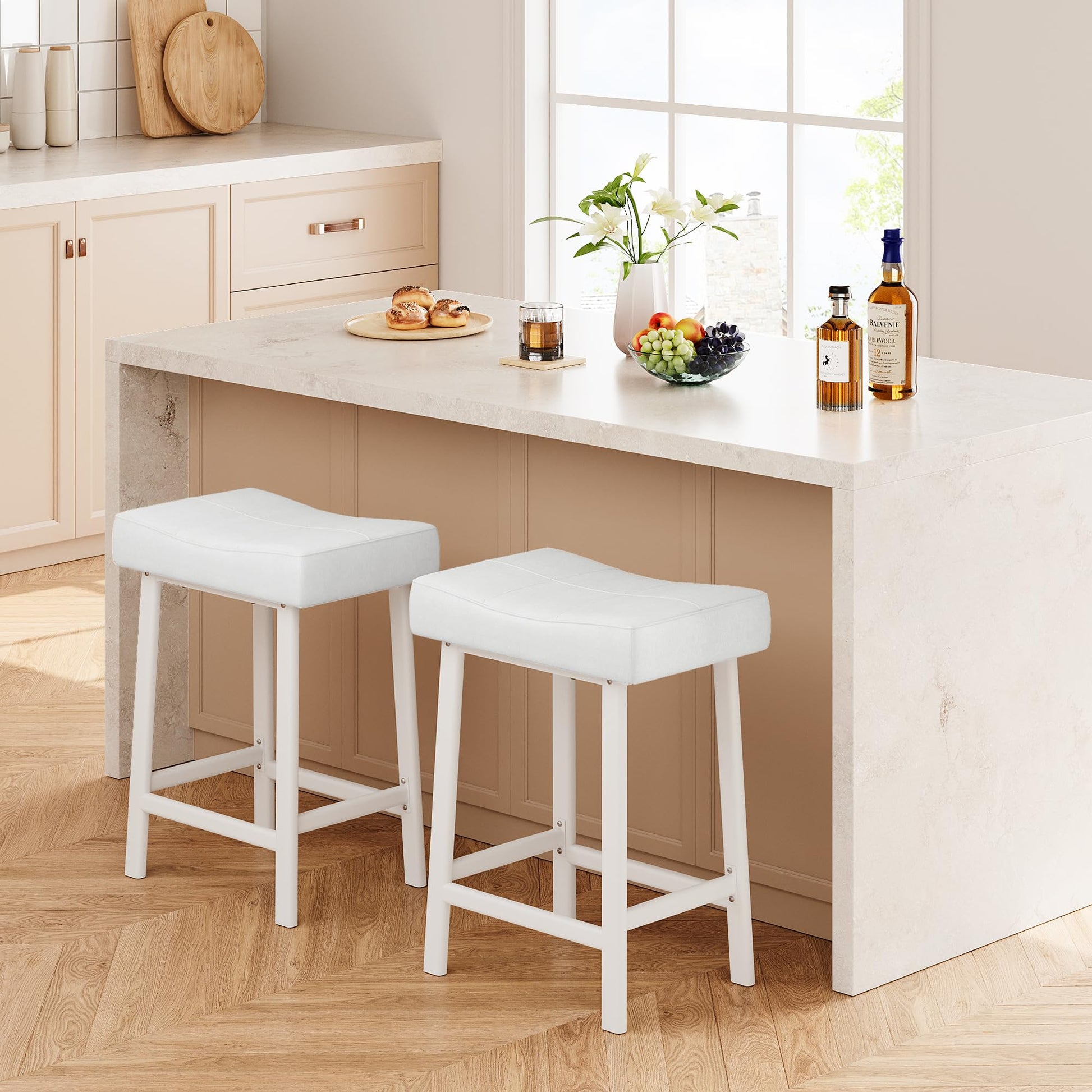 Garvee Lot de 2 tabourets de bar selle 61 cm, sans dossier, assise rembourrée incurvée, pieds métal et repose-pieds, pour îlot de cuisine ou bar, blanc