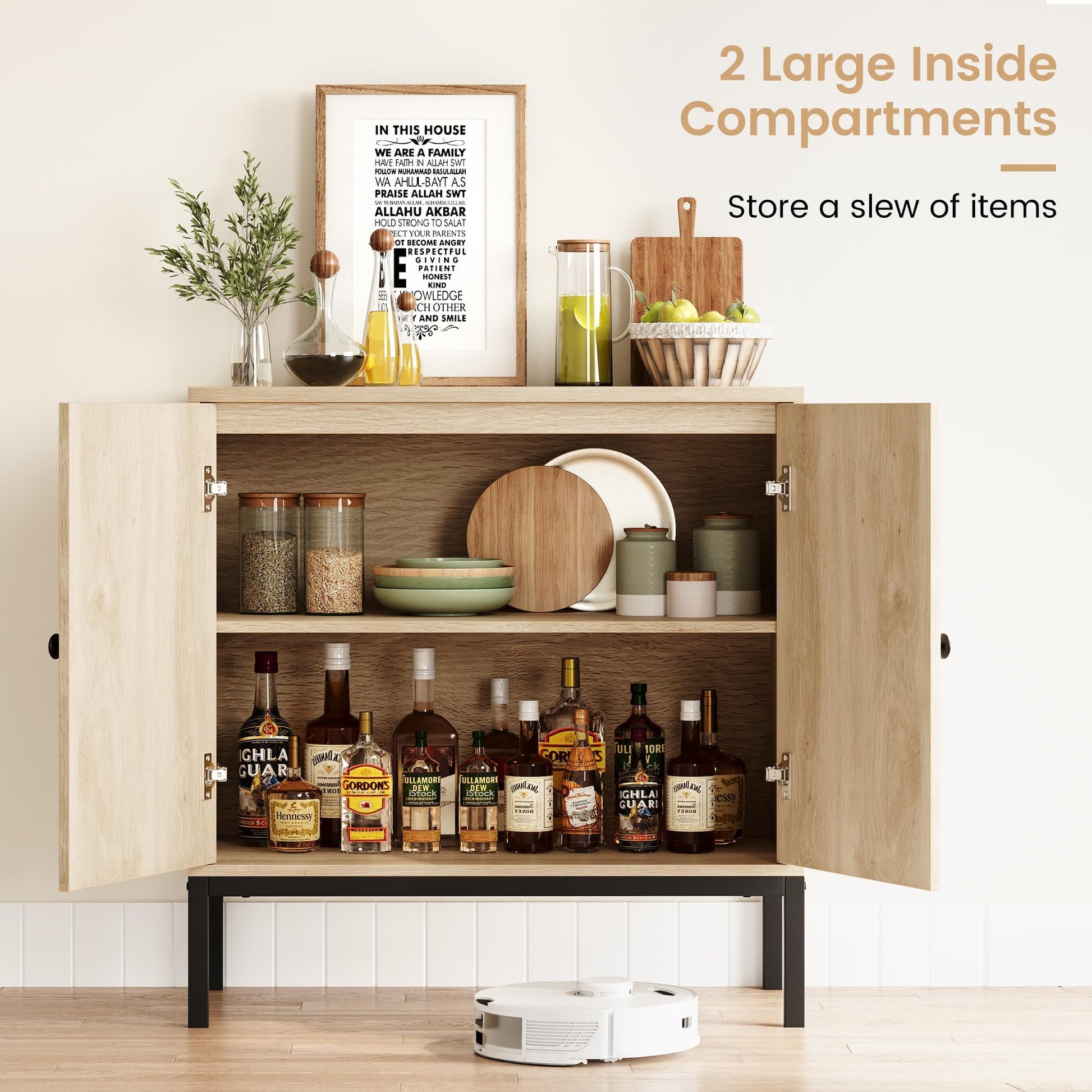 Buffet Garvee avec portes en rotin, double compartiment, pieds en métal, beige, idéal pour le salon et la cuisine.