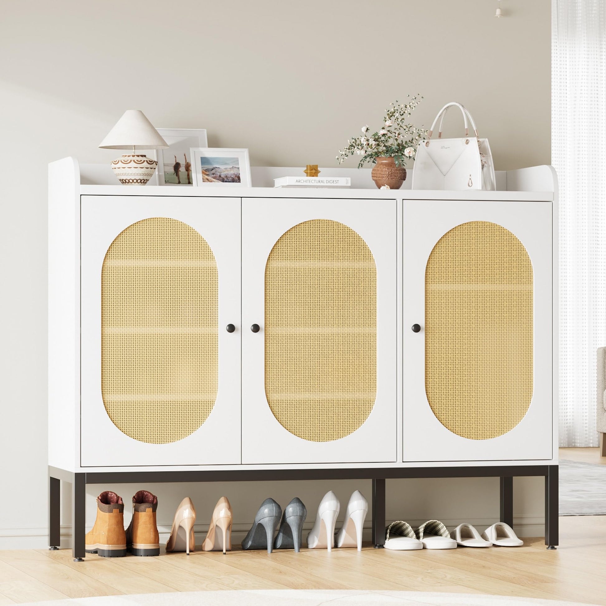 Meuble à chaussures Garvee avec 3 portes en rotin, étagères réglables, en MDF blanc, idéal pour l'entrée et le salon, grand espace de rangement, 117 cm (L) x 35 cm (l) x 73 cm (H)