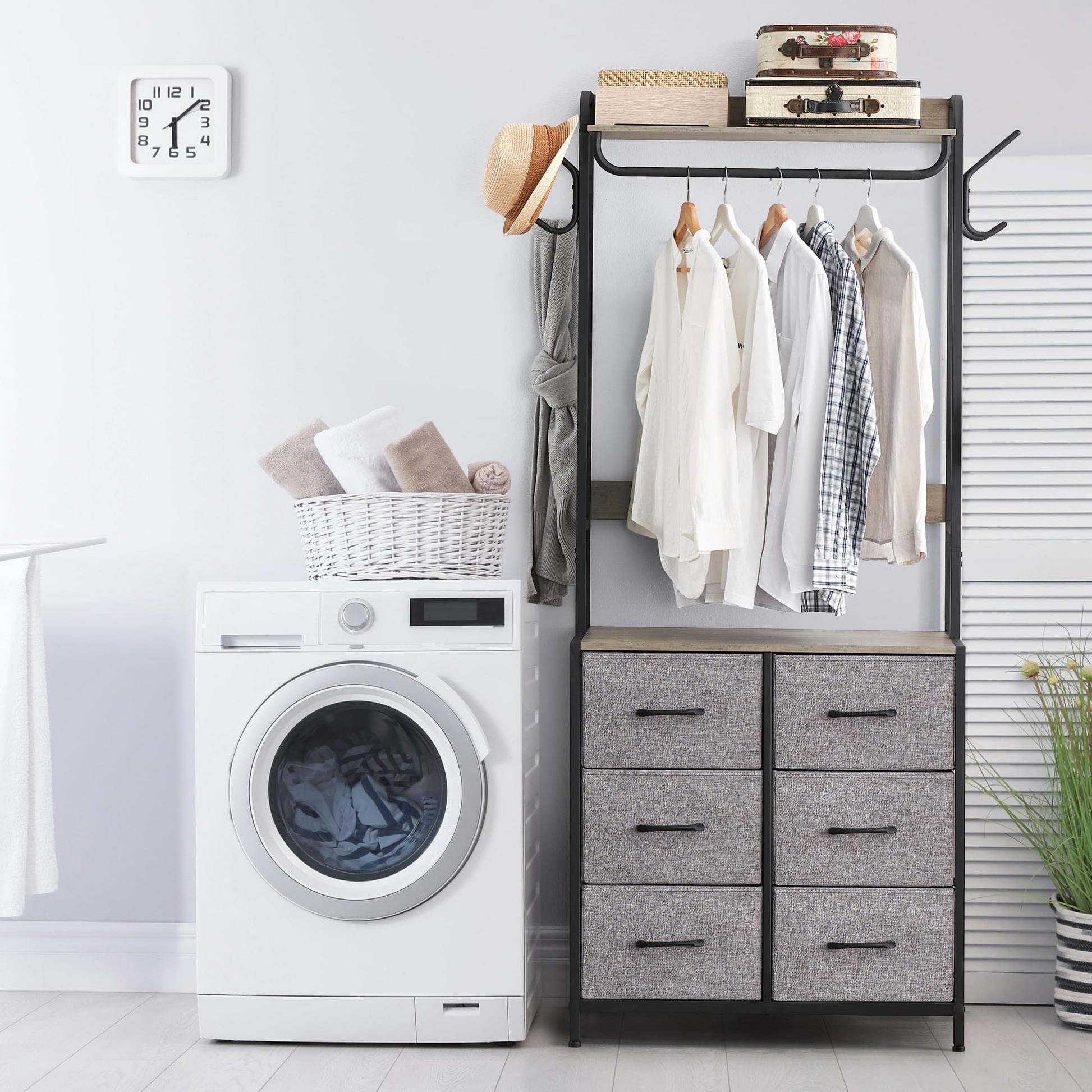 Portant à vêtements Garvee avec 4 tiroirs en tissu, structure en métal et plateau en bois, idéal pour la chambre et l'entrée. Gain de place, sûr et compact.