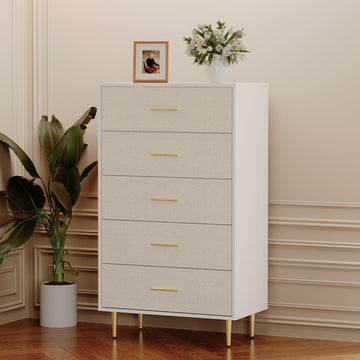 Commode Garvee blanche à 5 tiroirs avec poignées et pieds en métal doré, étroite, en bois, design moderne, idéale pour la chambre et l'entrée.