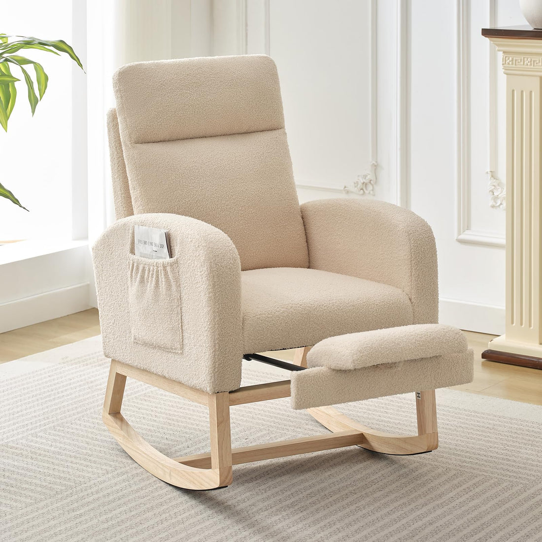 Fauteuil à bascule Garvee pour chambre d'enfant avec repose-pieds, tissu à motifs peluche, ergonomique, structure en bois robuste, salon et chambre, multicolore