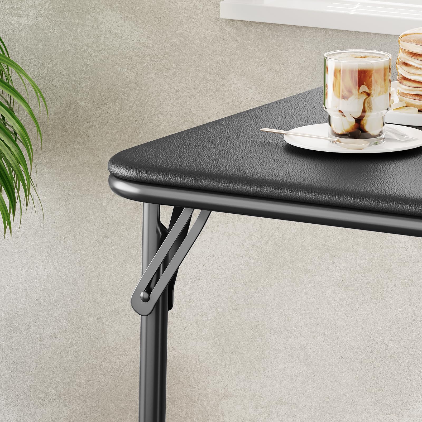 Table pliante Garvee 85,3 cm (33,6 pouces) avec coussin en PU, cadre en métal et pieds antidérapants, idéale pour le bureau et le camping. Couleur : noir. Portable.