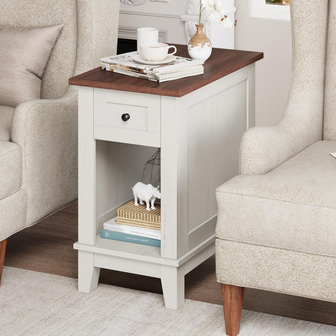 Table d'appoint étroite Garvee avec station de charge, 2 ports USB et 2 ports secteur, en MDF, idéale pour le salon et la chambre. Robuste et dotée d'un espace de rangement, elle est disponible en plusieurs coloris de bois.