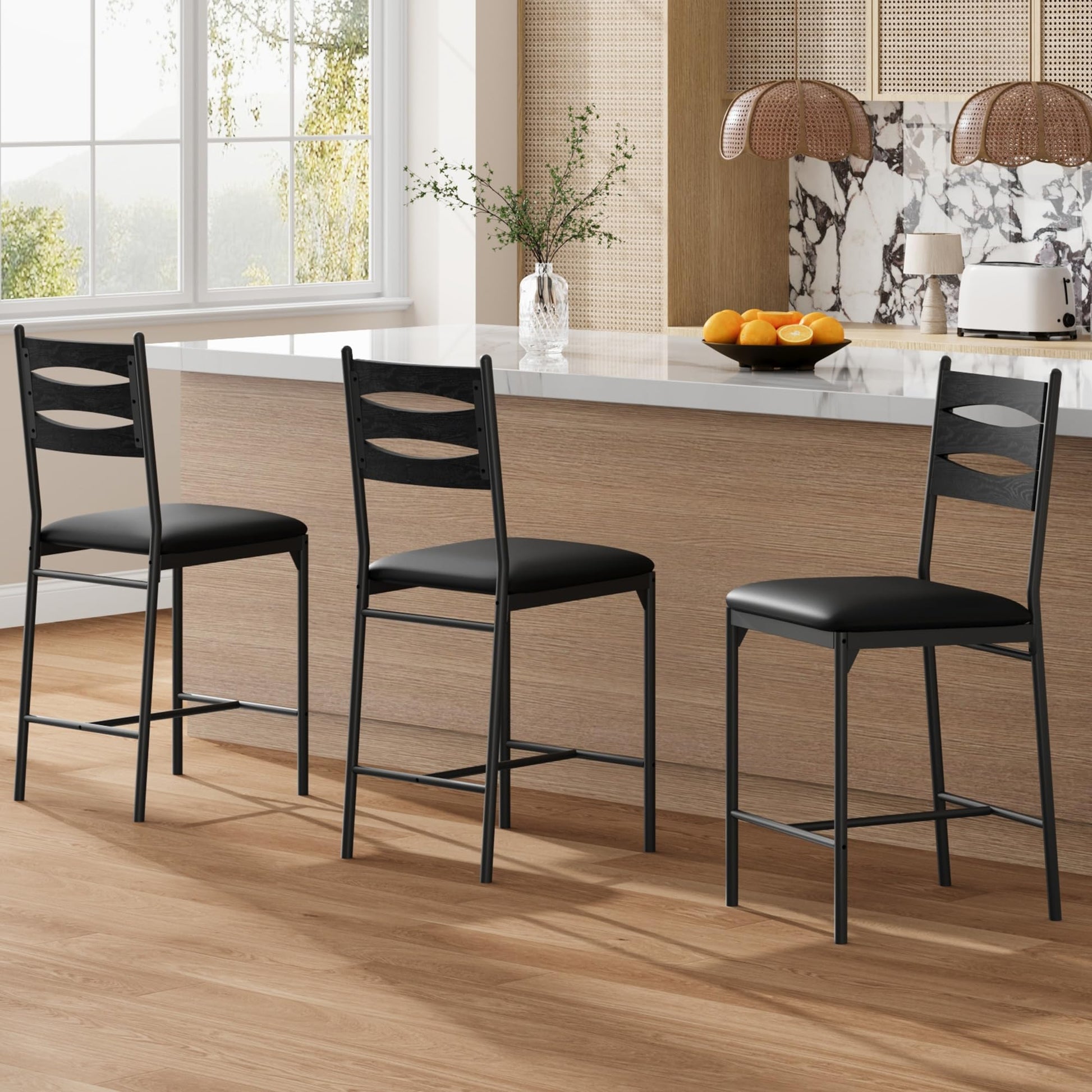 Ensemble de 2 tabourets de bar Garvee, en bois, assise et dossier rembourrés, revêtement en similicuir, repose-pieds, noir, pour îlot de cuisine et appartement