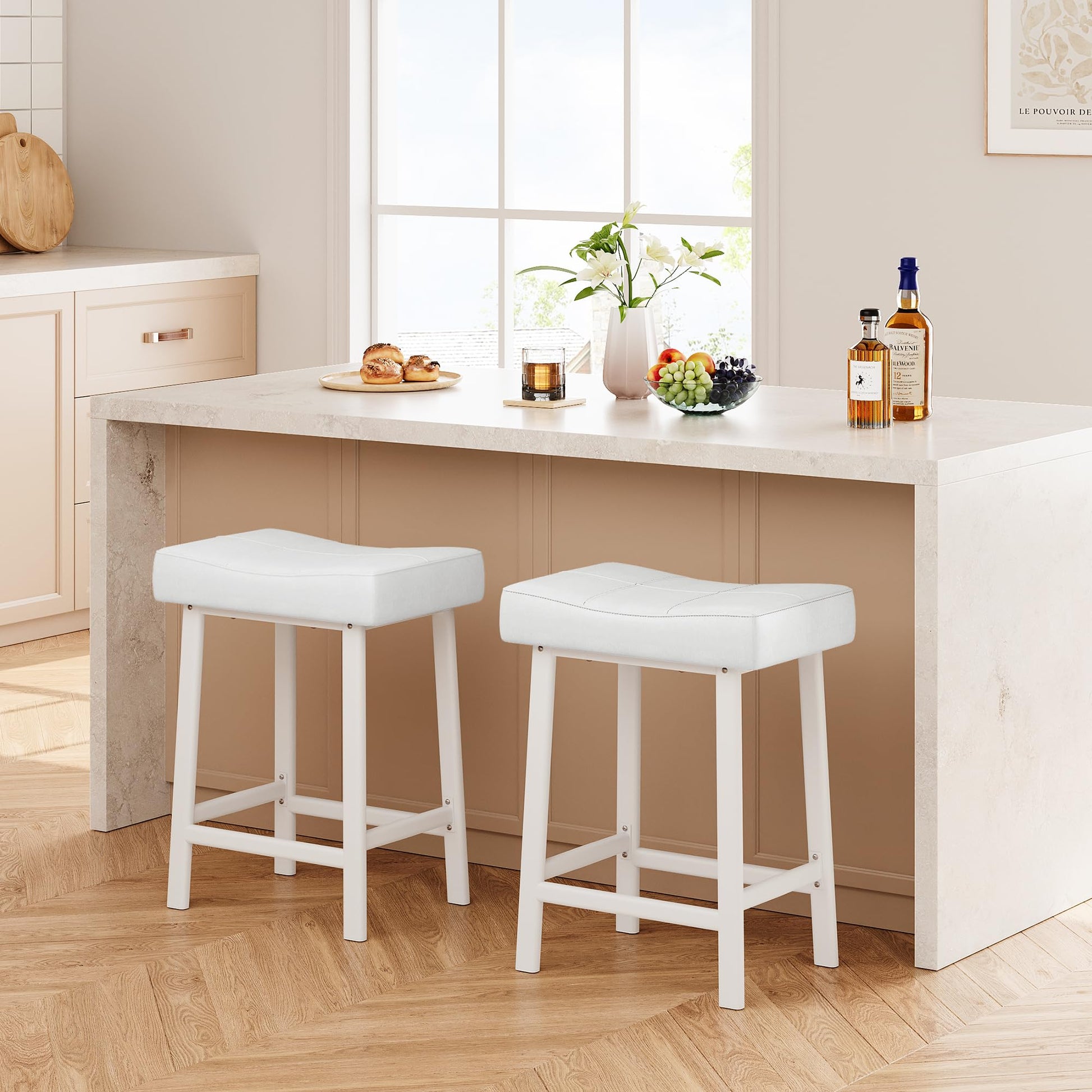 Garvee Lot de 2 tabourets de bar selle 61 cm, sans dossier, assise rembourrée incurvée, pieds métal et repose-pieds, pour îlot de cuisine ou bar, blanc