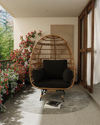 Fauteuil œuf pivotant à 360° Garvee en rotin avec structure en acier, pour terrasse et jardin, surdimensionné, résistant aux intempéries, intérieur/extérieur, avec 4 coussins, noir