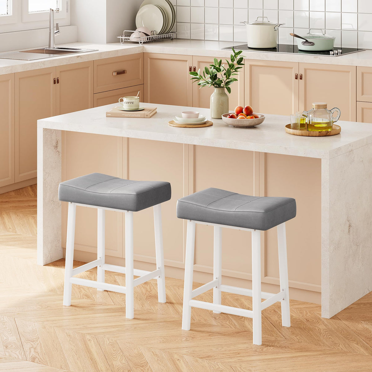 Garvee Lot de 2 tabourets de bar selle 61 cm, sans dossier, assise rembourrée incurvée, pieds métal et repose-pieds, pour îlot de cuisine ou bar, gris