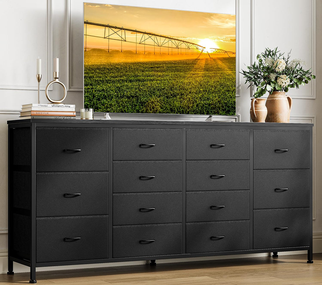 Meuble TV Garvee noir de 160 cm de large avec 14 tiroirs, prises électriques et revêtement en tissu pour salon et chambre.