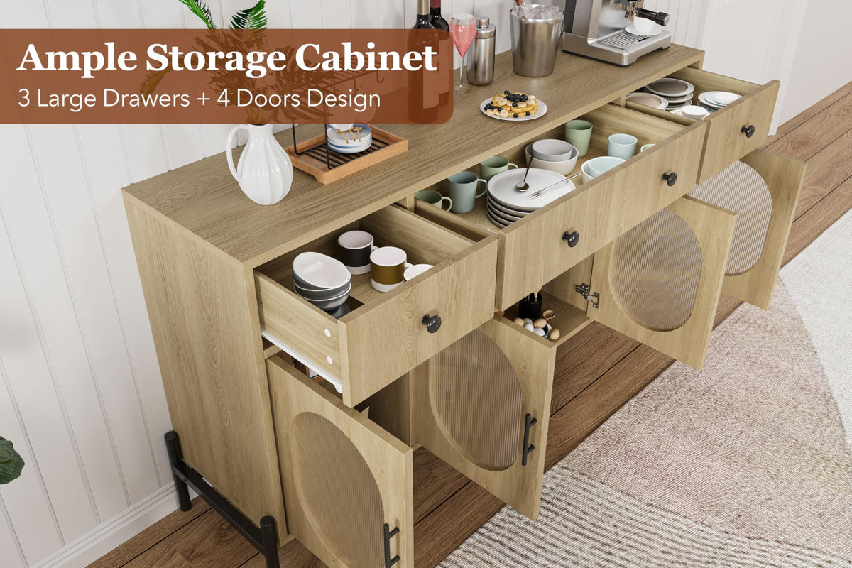 Buffet Garvee de 157 cm (62 pouces) avec 3 tiroirs et 4 portes vitrées, idéal pour la salle à manger et la cuisine. Bois robuste, tons naturels, étagères réglables et dispositif anti-basculement.