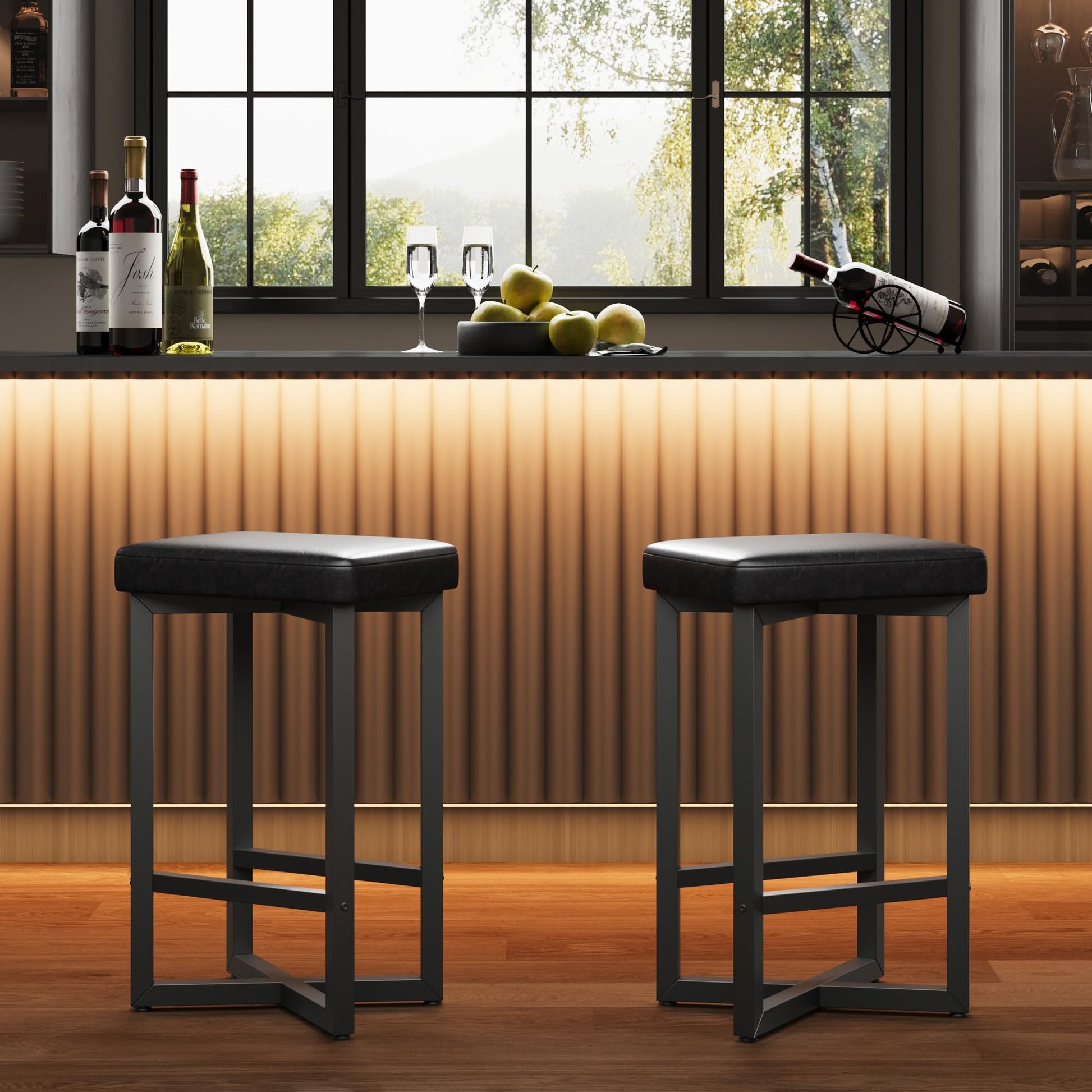Ensemble de 2 tabourets de bar Garvee, 62,5 cm, revêtement en similicuir, structure en métal, repose-pieds en croix, style moderne, sans dossier, noir, idéal pour îlot de cuisine et bar.