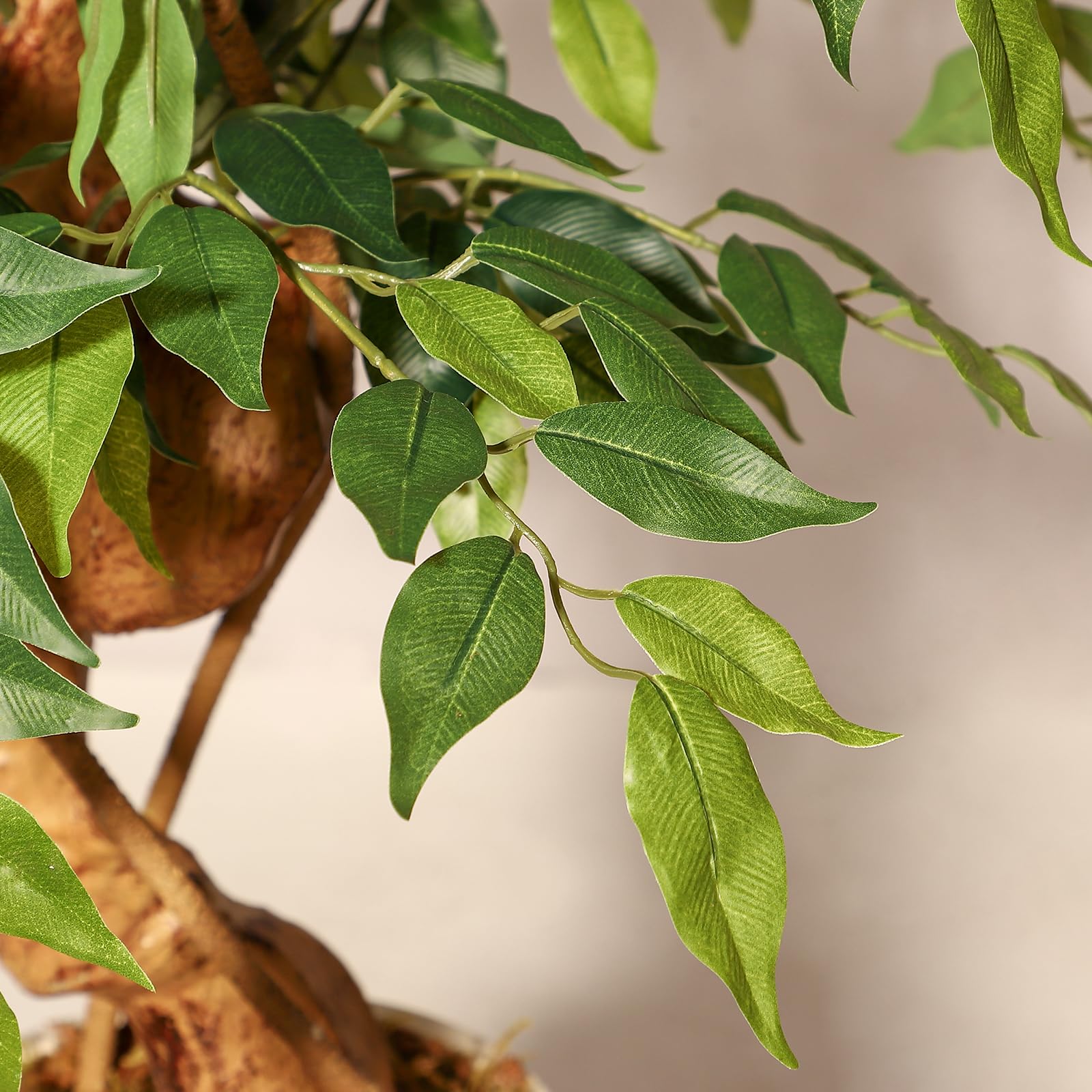 Ficus artificiel Garvee de 1,5 m avec tronc courbé, plus de 1134 feuilles en soie, pot blanc pour bureau et salon