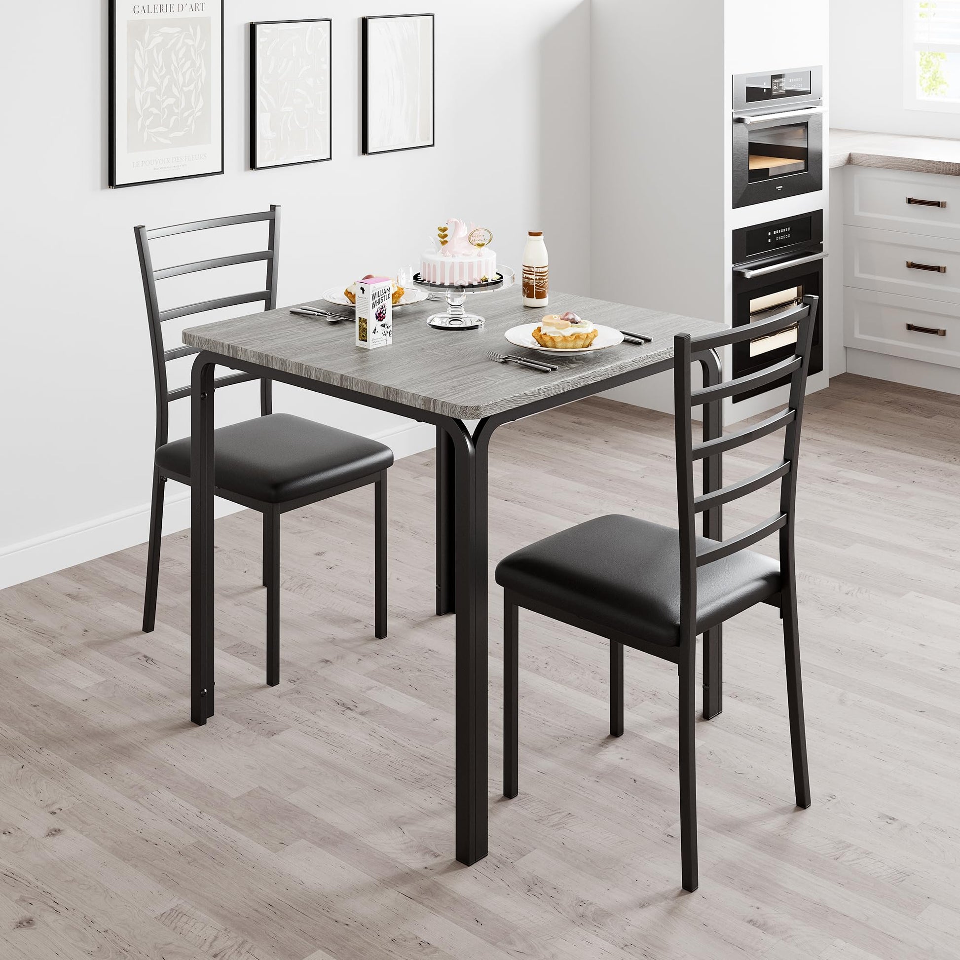 Ensemble de salle à manger Garvee 3 pièces avec 2 chaises rembourrées, idéal pour les petits espaces, la cuisine et le bureau. Table de cuisine carrée en chêne, robuste et peu encombrante.