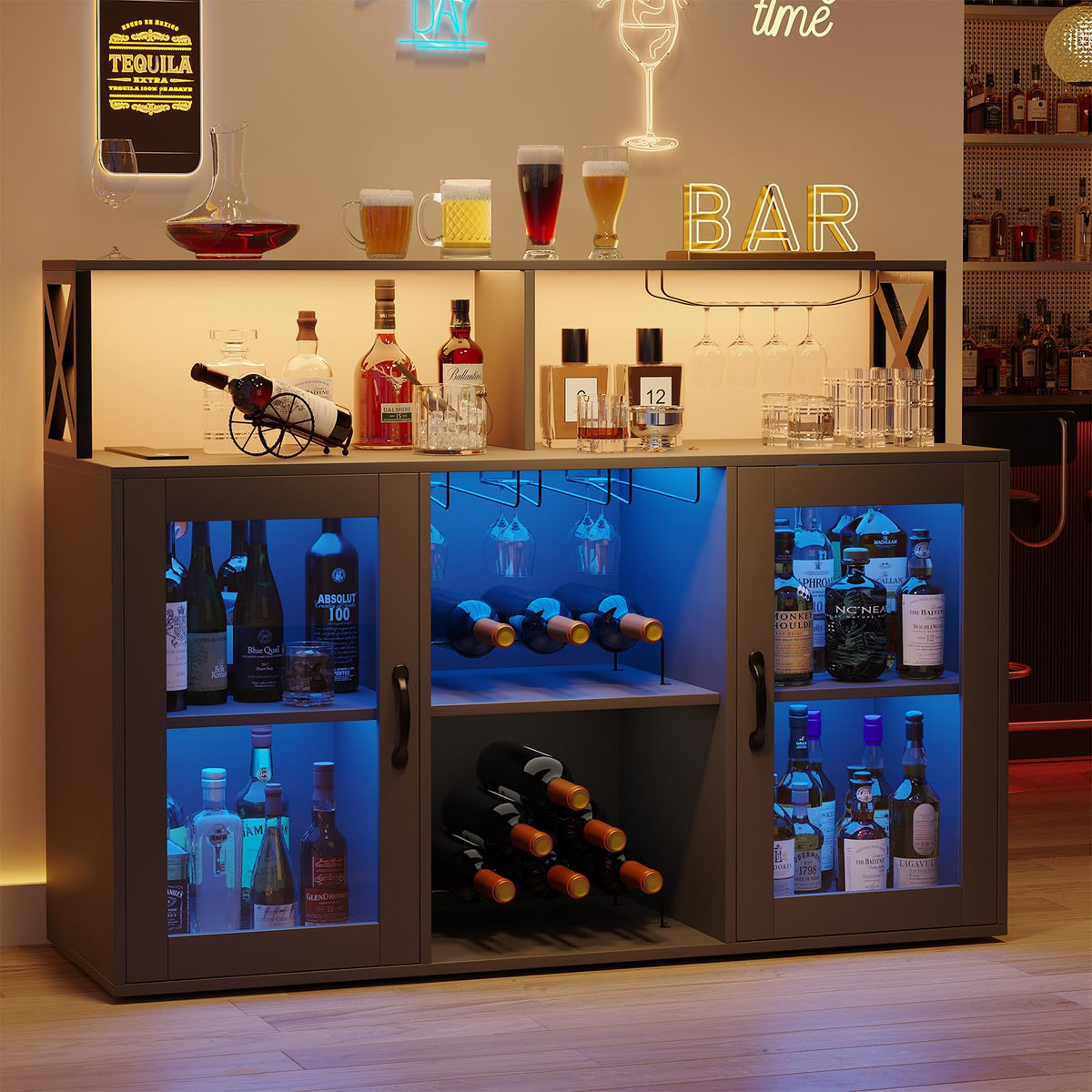 Meuble bar à vin Garvee avec casier à bouteilles, éclairage LED RGB, station de recharge, étagères réglables, bois, sur pied pour cuisine et salon