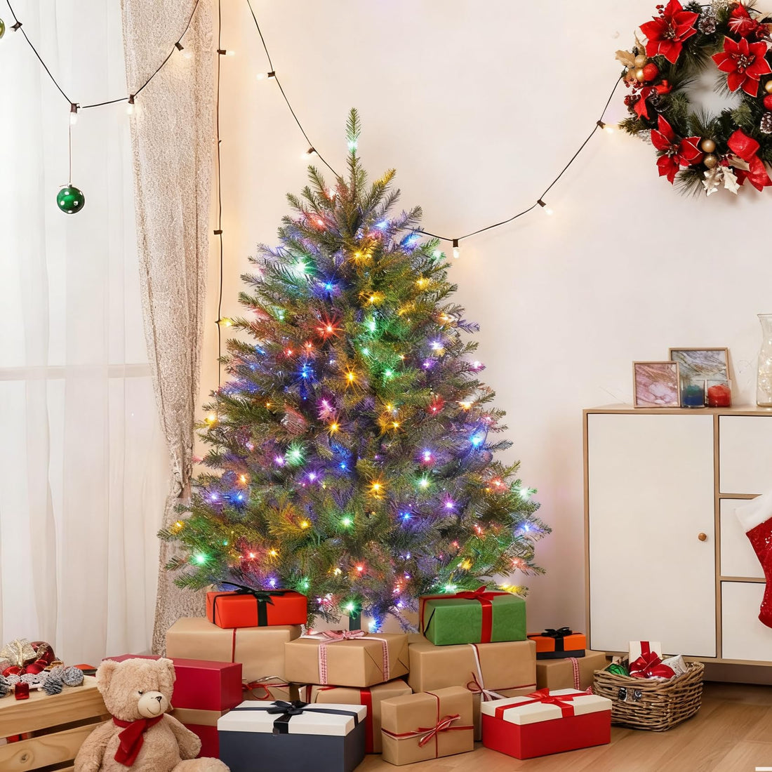 Sapin de Noël artificiel Garvee de 135 cm avec 200 LED, en PE/PVC, idéal pour la décoration de Noël et l'éclairage festif du salon.