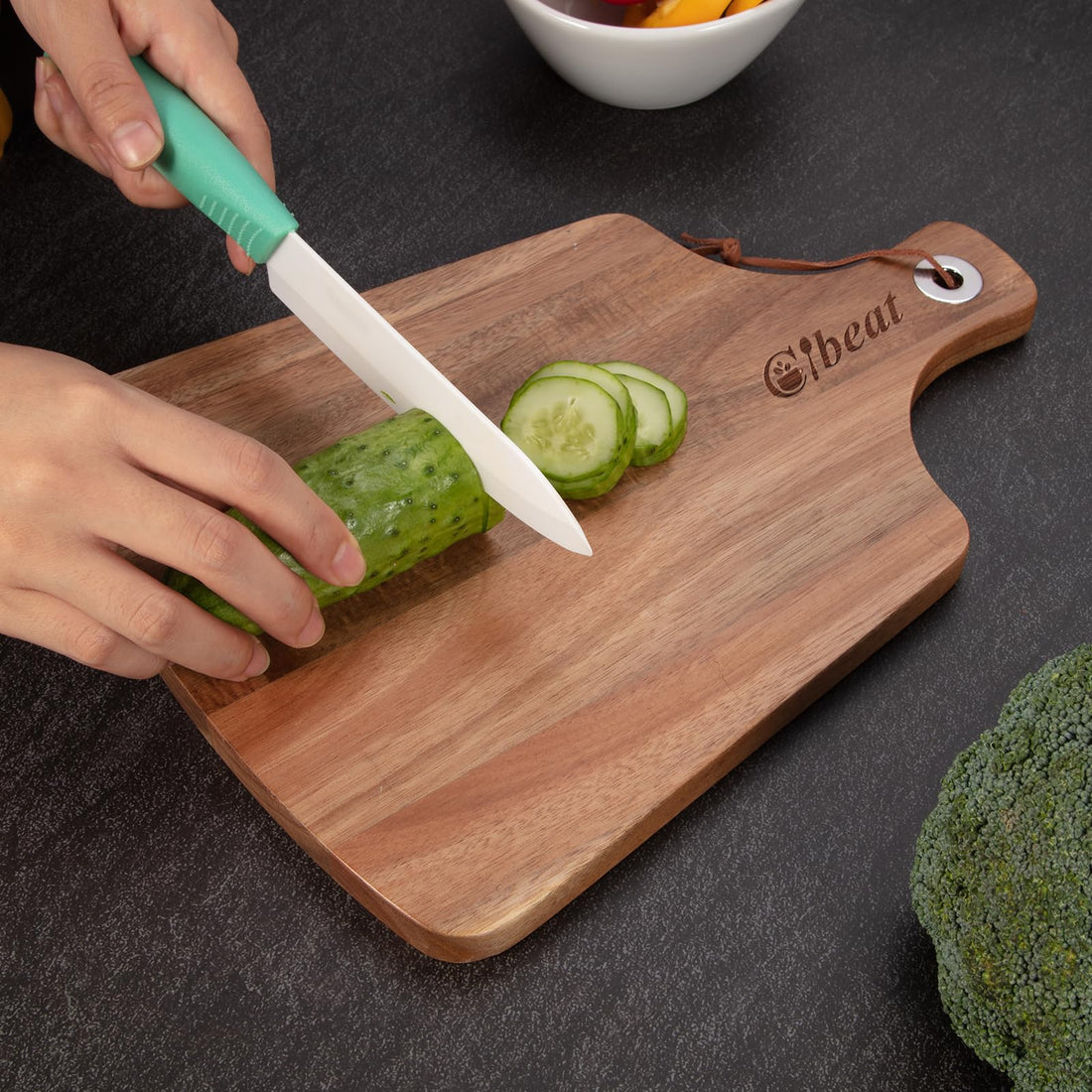 Planche à fromage Garvee, planche à découper en bois d'acacia avec poignée pour les réceptions, 38 x 25 cm, bois naturel, design réversible