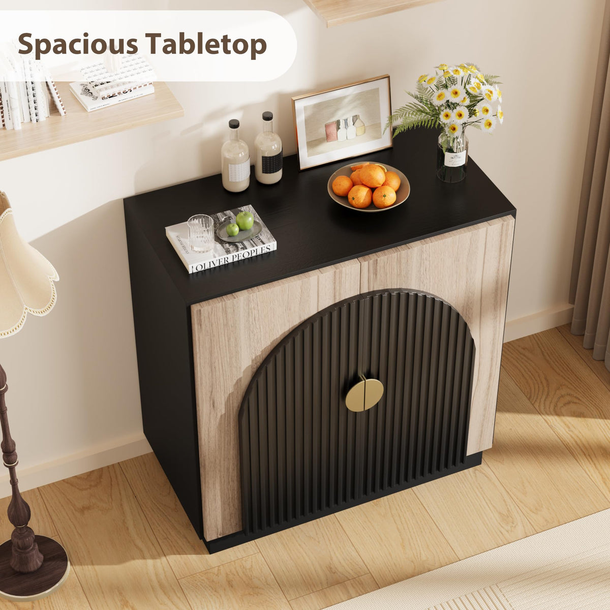 Buffet Garvee style moderne milieu de siècle avec portes cintrées, étagères réglables, coloris noir-brun, pour salle à manger et salon, modulable, panneaux de particules et MDF