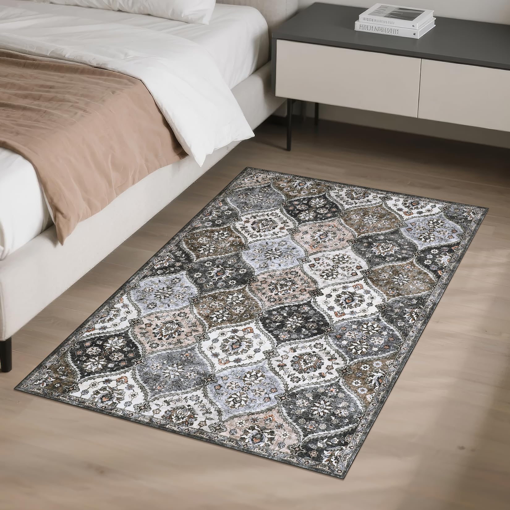 Tapis Garvee petit format 80x150cm, style vintage, idéal pour l'entrée, la chambre ou la cuisine. Gris et marron, antidérapant et lavable.
