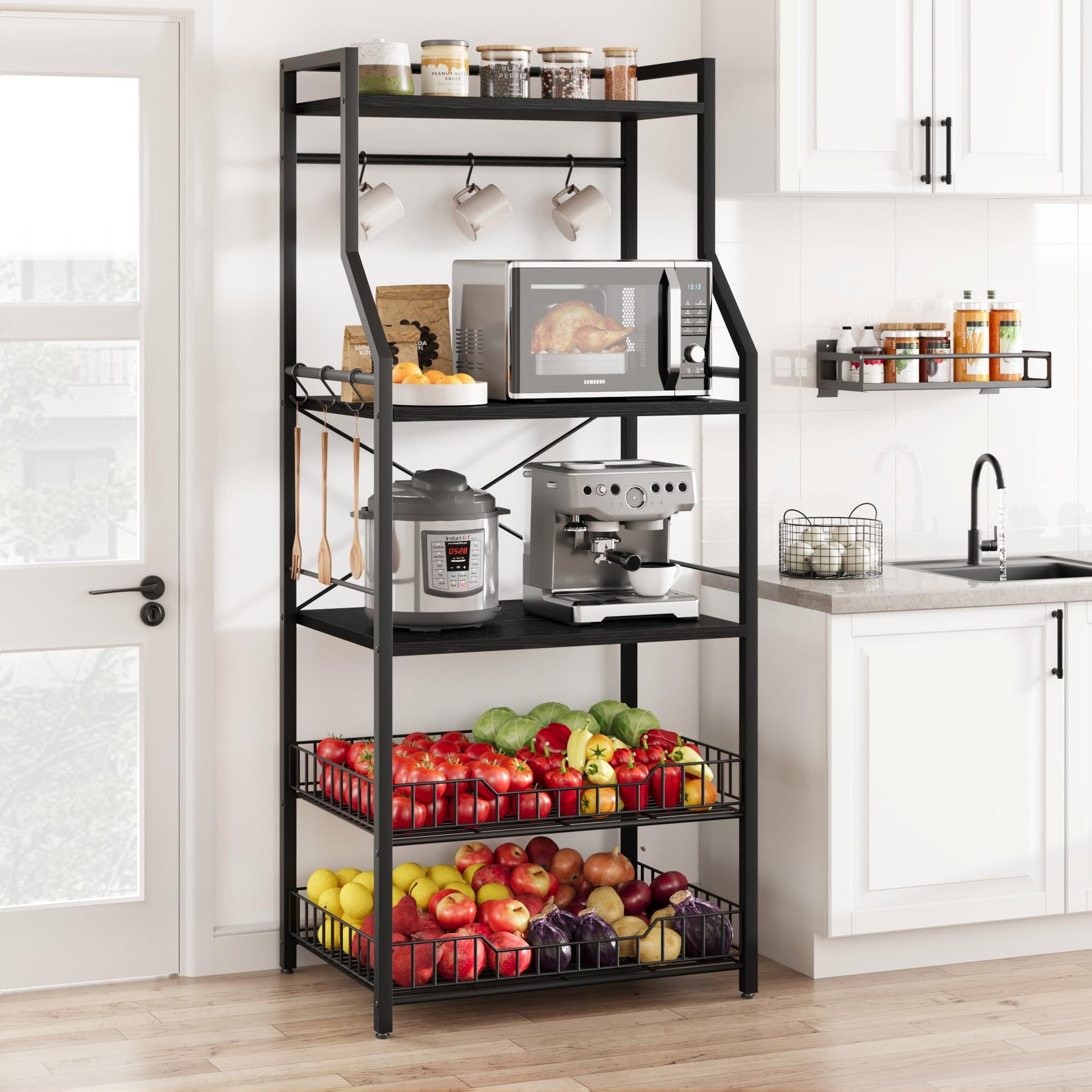Étagère de cuisine Garvee Bakers Rack à 5 niveaux, 2 paniers métalliques, 8 crochets, en MDF et acier robustes, noir rustique, idéale pour la cuisine et le coin café.