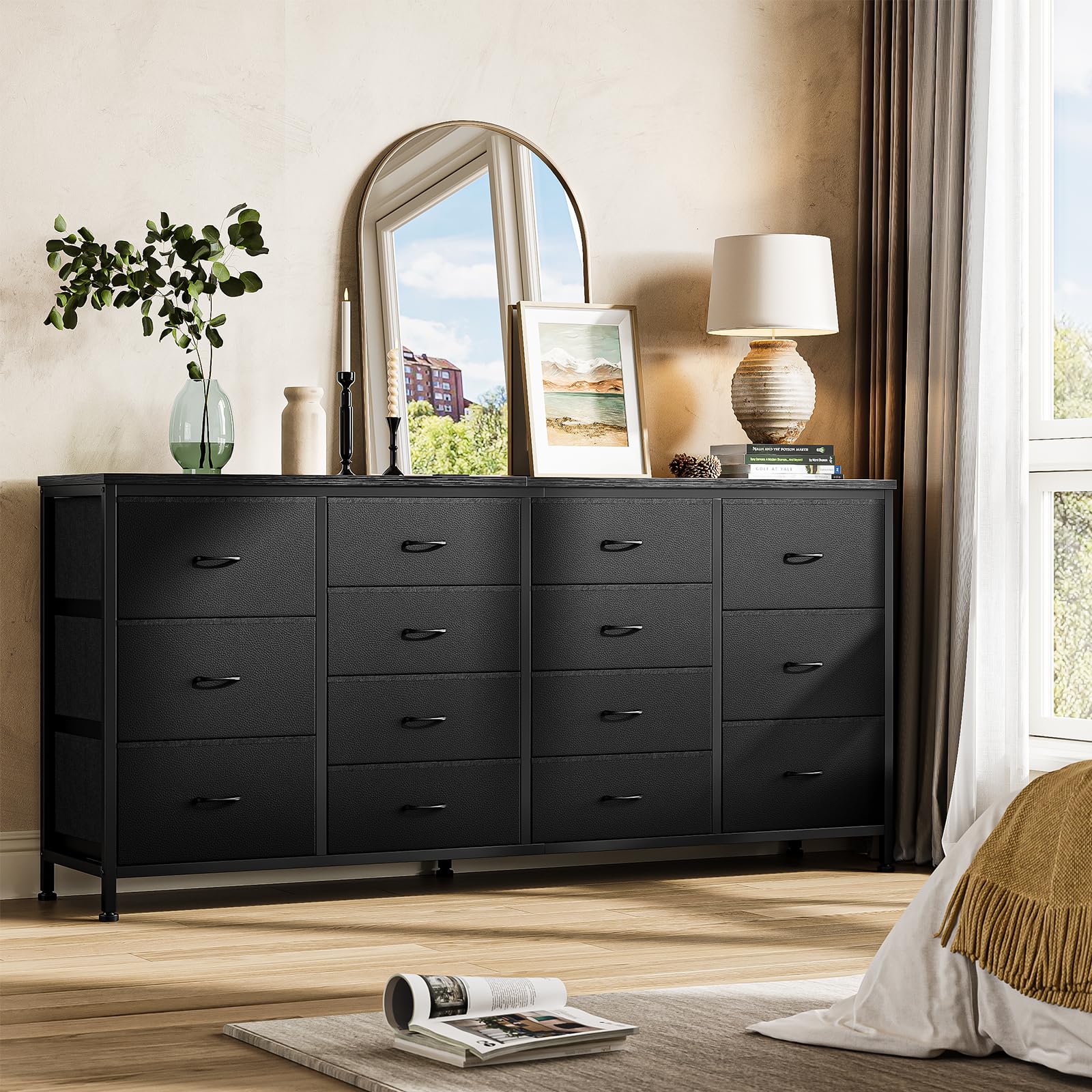 Meuble TV Garvee noir de 160 cm de large avec 14 tiroirs, prises électriques et revêtement en tissu pour salon et chambre.