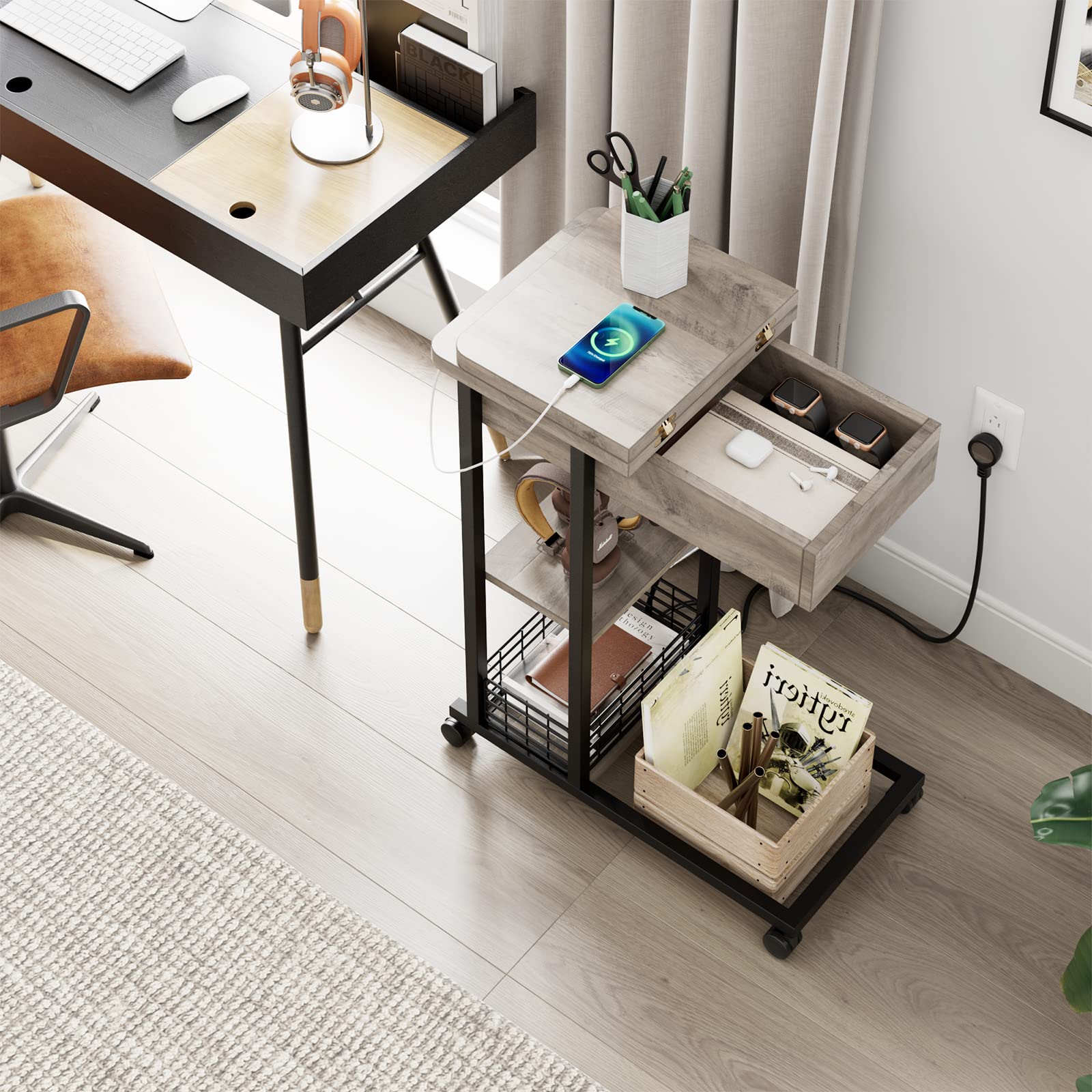 Table d'appoint Garvee en forme de C avec station de charge, ports et prises USB, rangement à 3 niveaux, mélamine grise pour salon et chambre