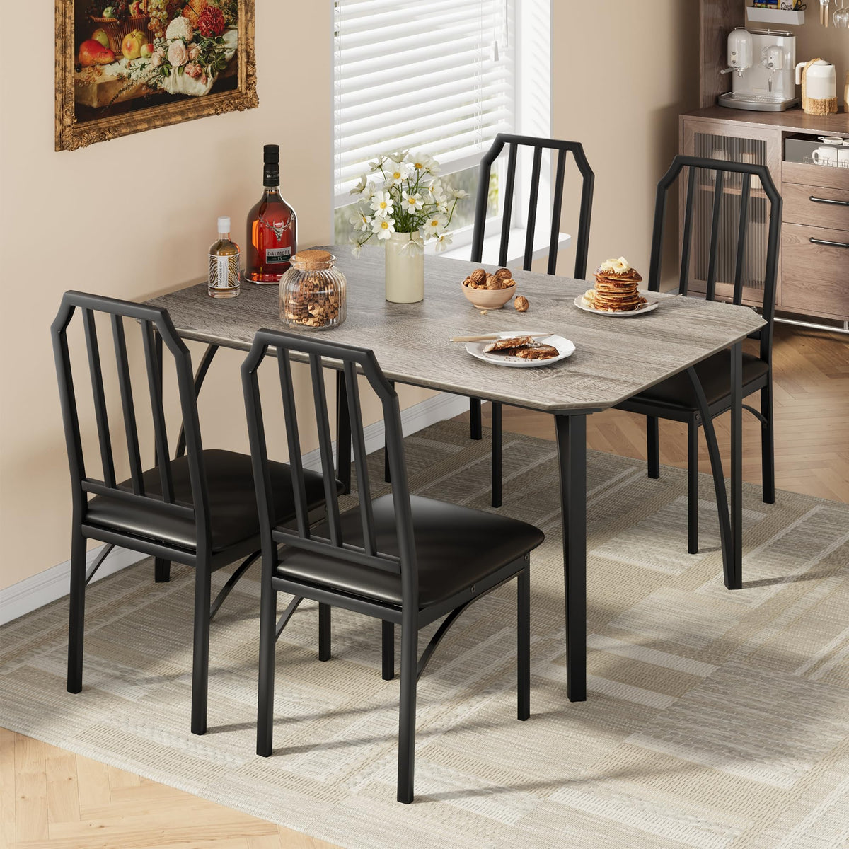 Ensemble table et chaises Garvee pour 4 personnes, design biseauté, coussins d'assise en polyuréthane, structure en MDF et acier, compact et robuste, idéal pour les petits espaces, noir.