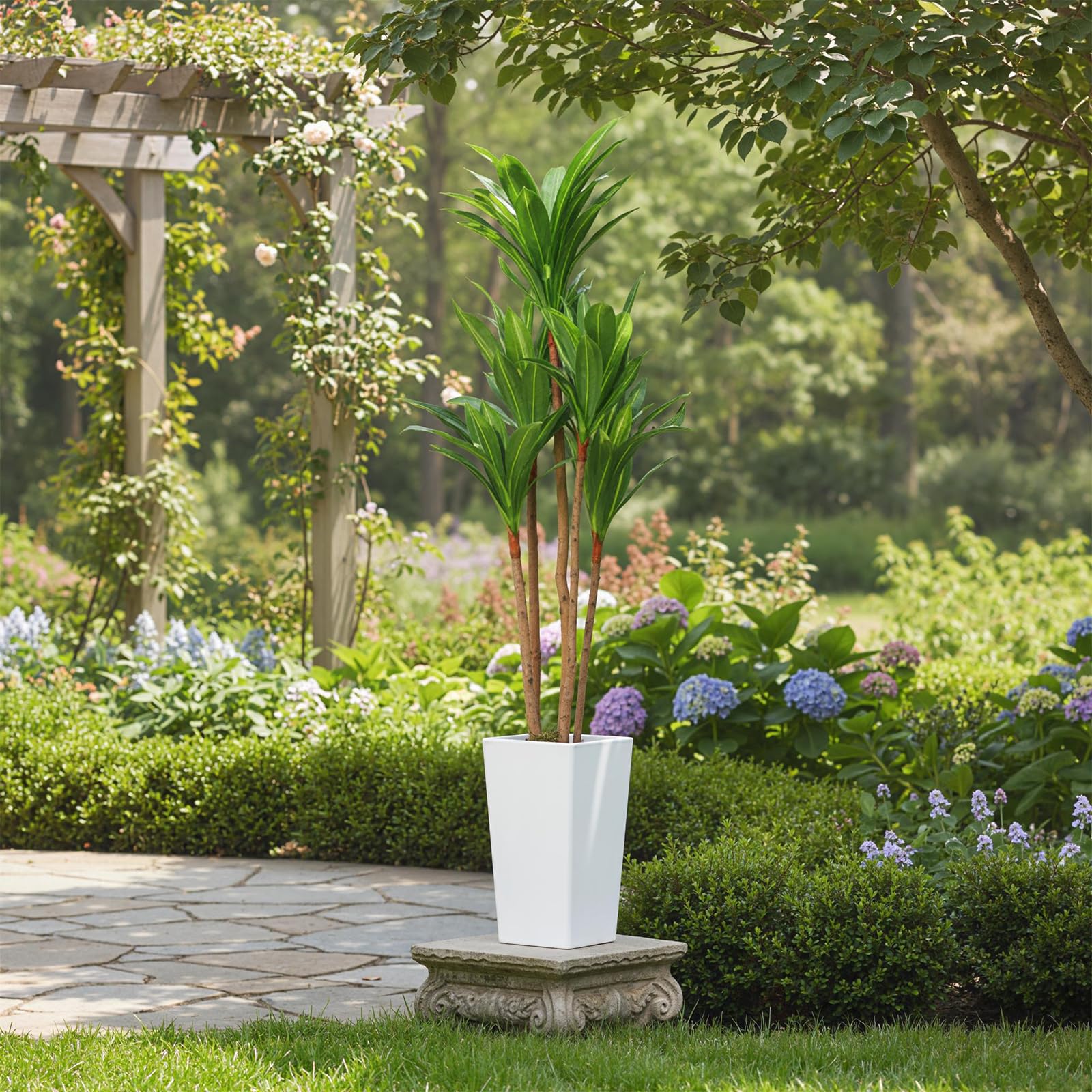 Arbre dracaena artificiel Garvee de 1,46 m (4,8 pi) avec pot en ciment robuste pour usage intérieur et extérieur, blanc, grand pot